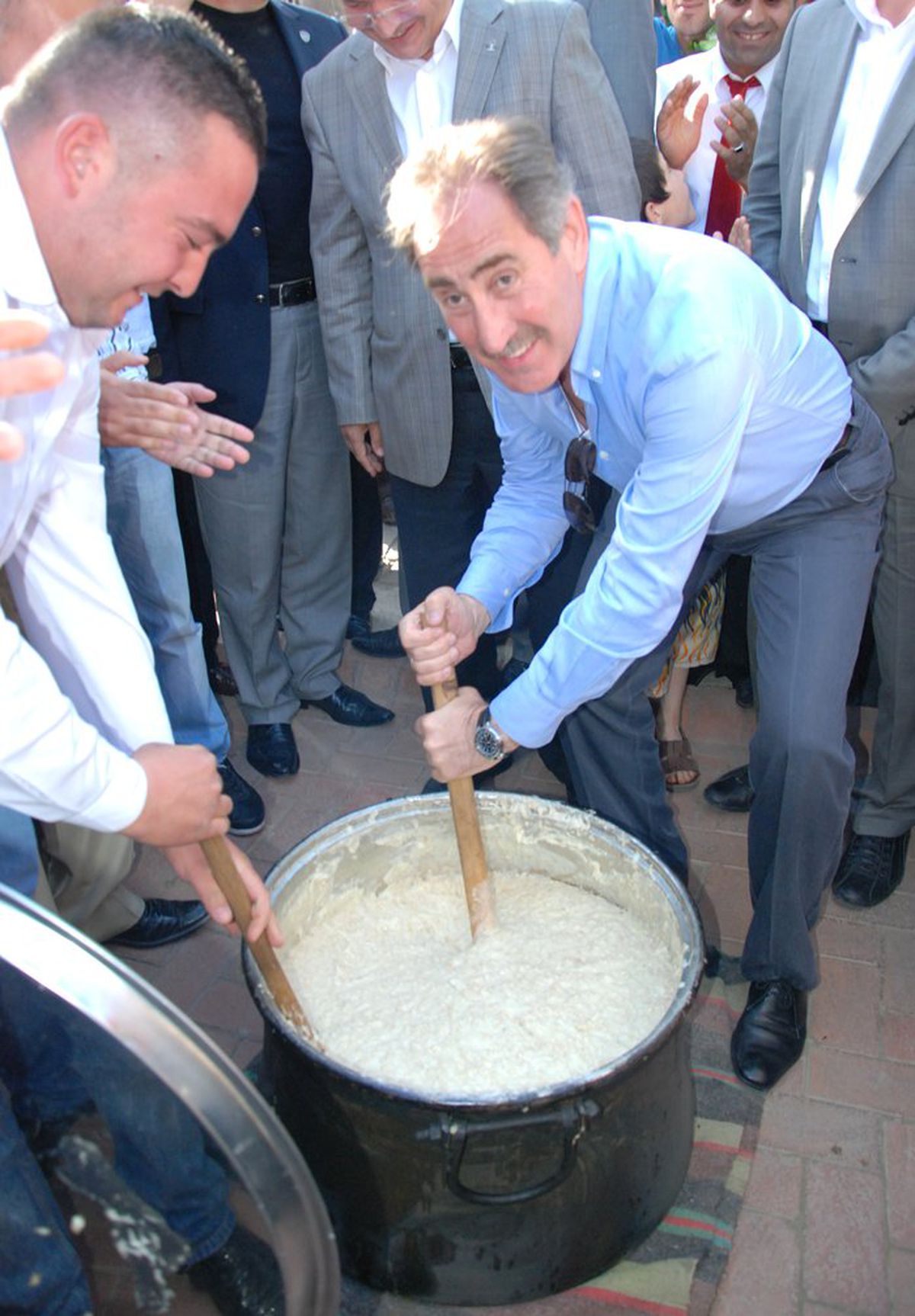 Bakan Günay Keşkek Dövdü