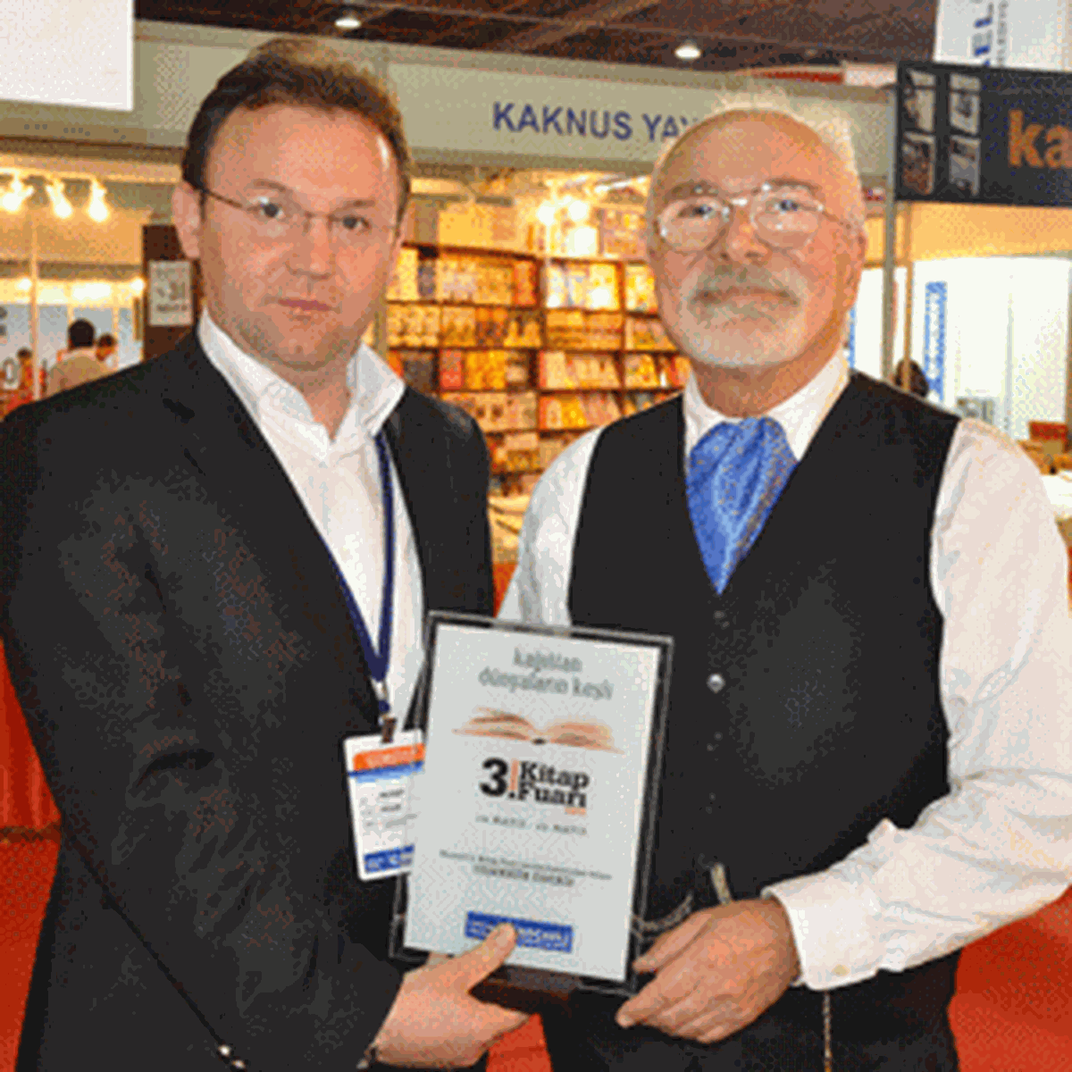 
Prof. Dr. Emre Kongar Kitaplarını İmzaladı
