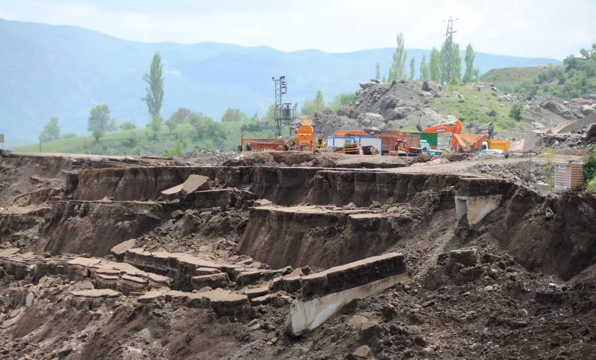 Şebinkarahisar\'da Heyelanlı Mahallede Halk Korku İçinde