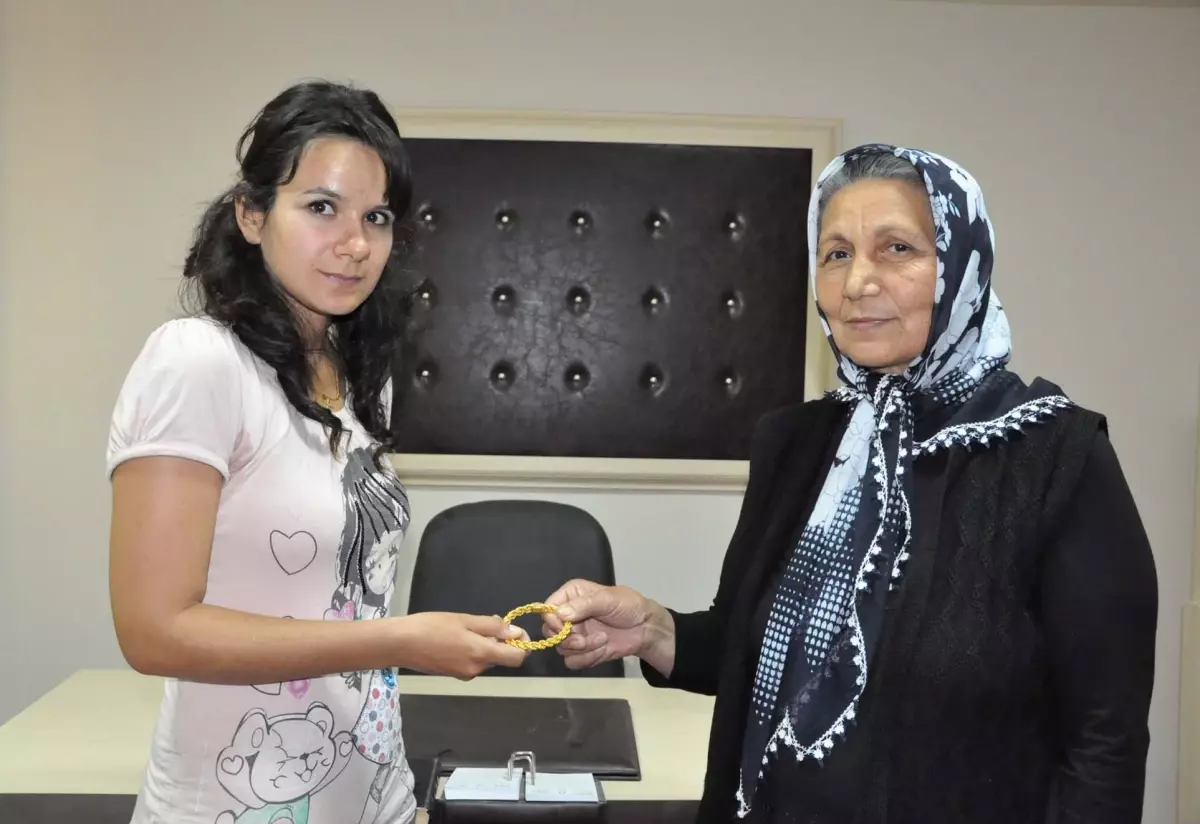 Yolda Bulduğu Altını Sahibine Teslim Etti