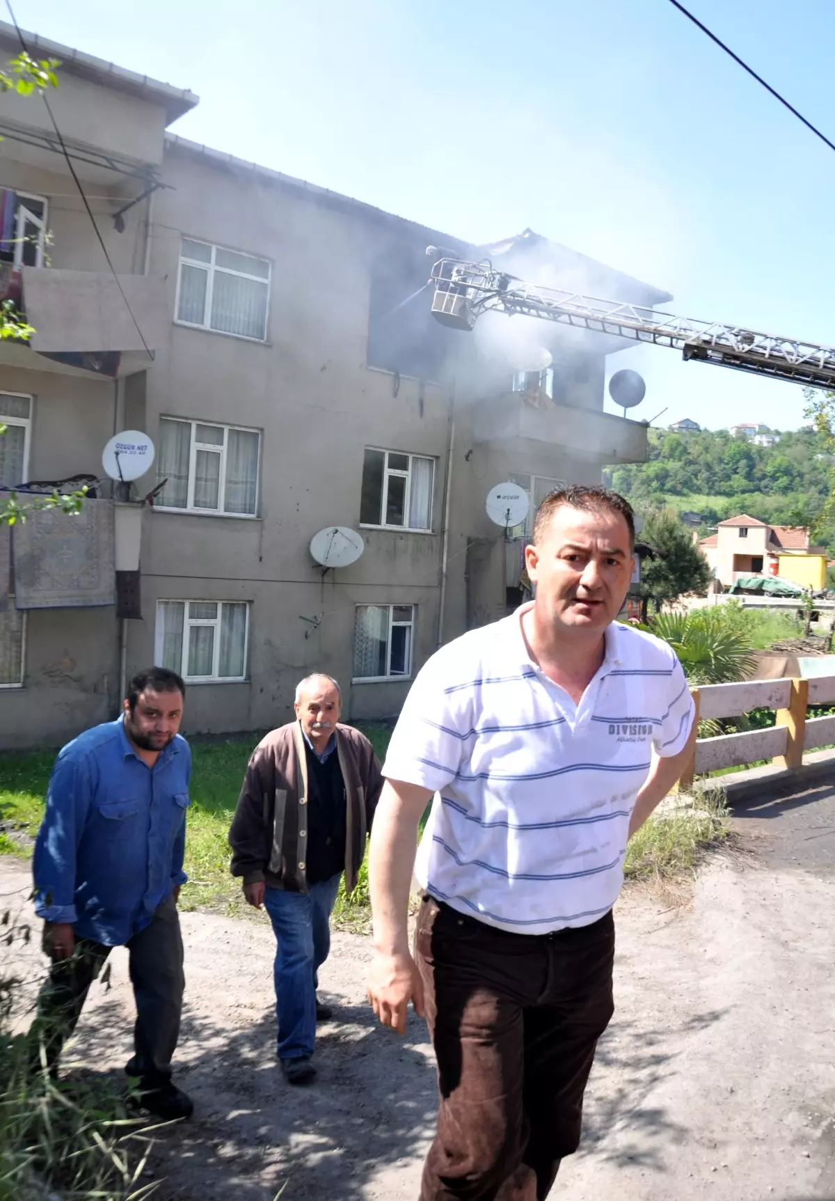 Alevlerden, Yerde Açılan Kilime Atlayarak Kurtuldu