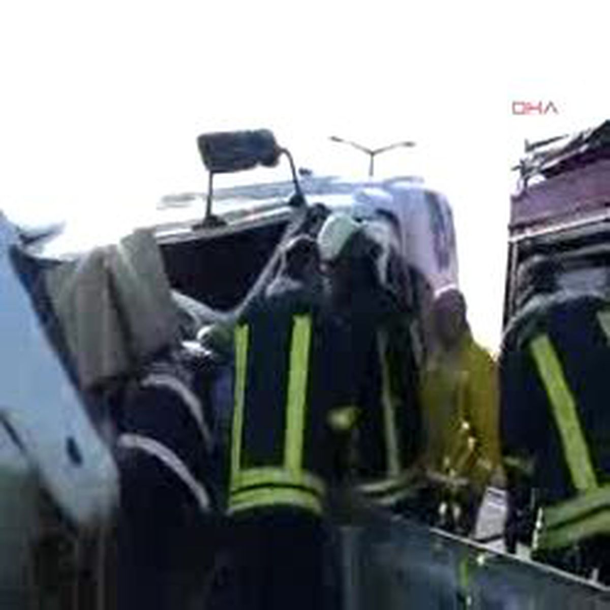 TIR Devrildi, Sıkışan Şoför İtfaiye Ekipleri Tarafından Kurtarıldı