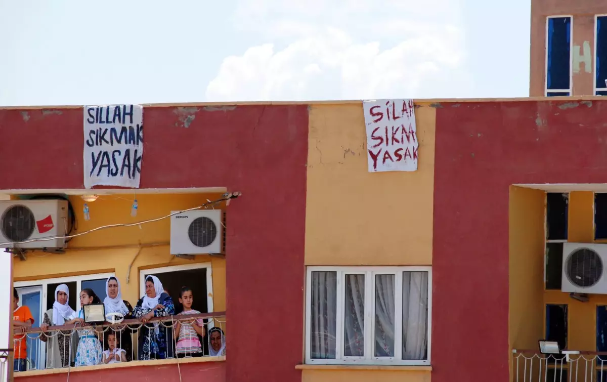 Aşiret Düğününde, Silah Yerine Havai Fişek ve Meşaleli Gösteri