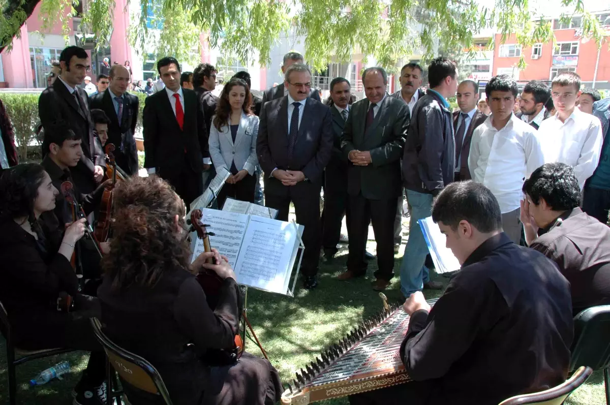 Vali Karaloğlu, Öğrencilerin Resim Sergisini Gezdi