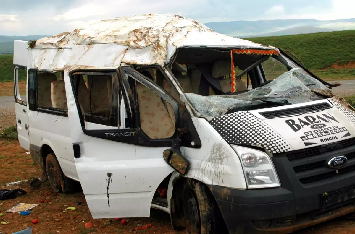 Lastiği Patlayan Minibüste 17 Kişi Yaralandı