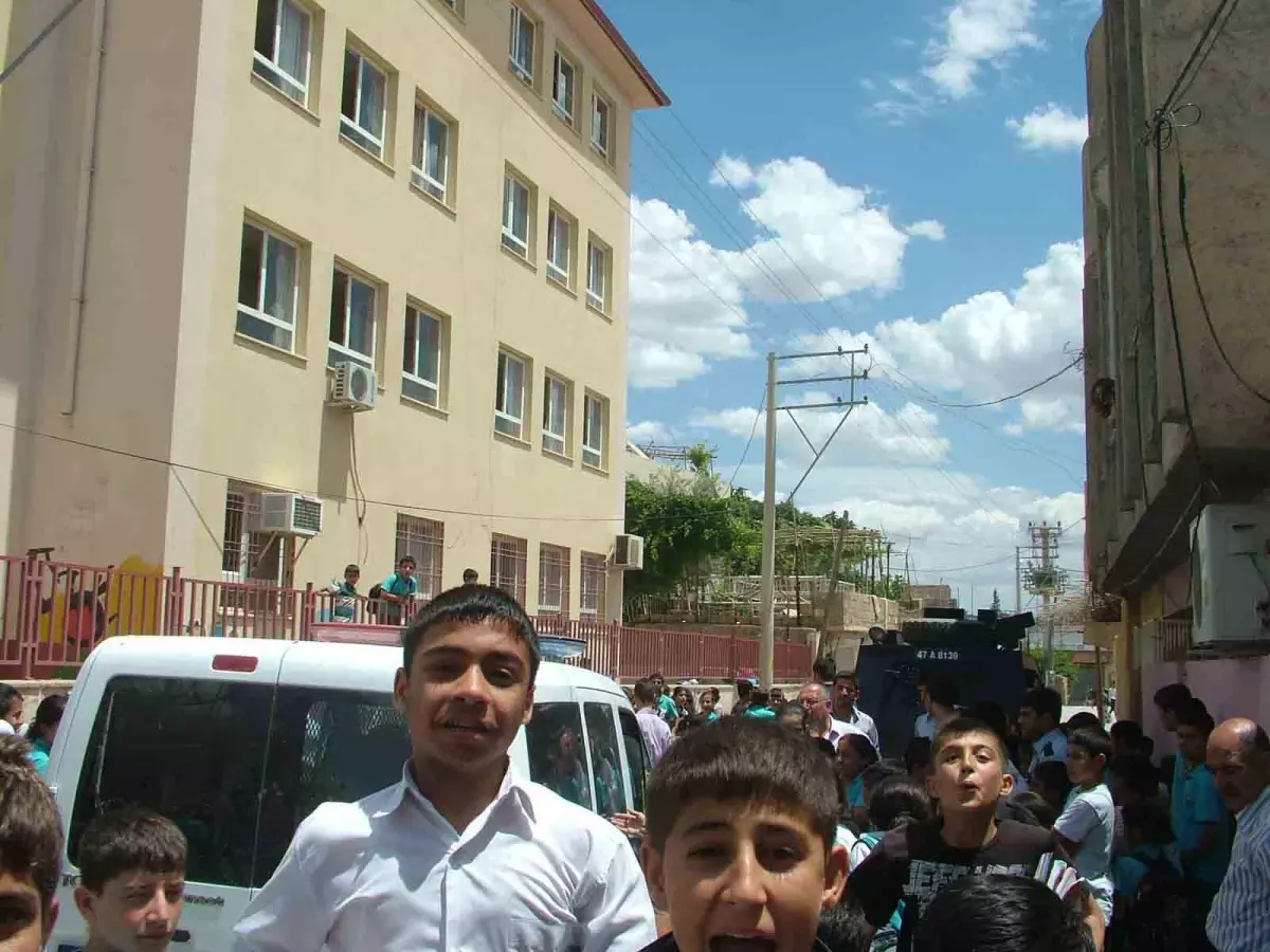 Nusaybin\'de Okula Taşlı Saldırı