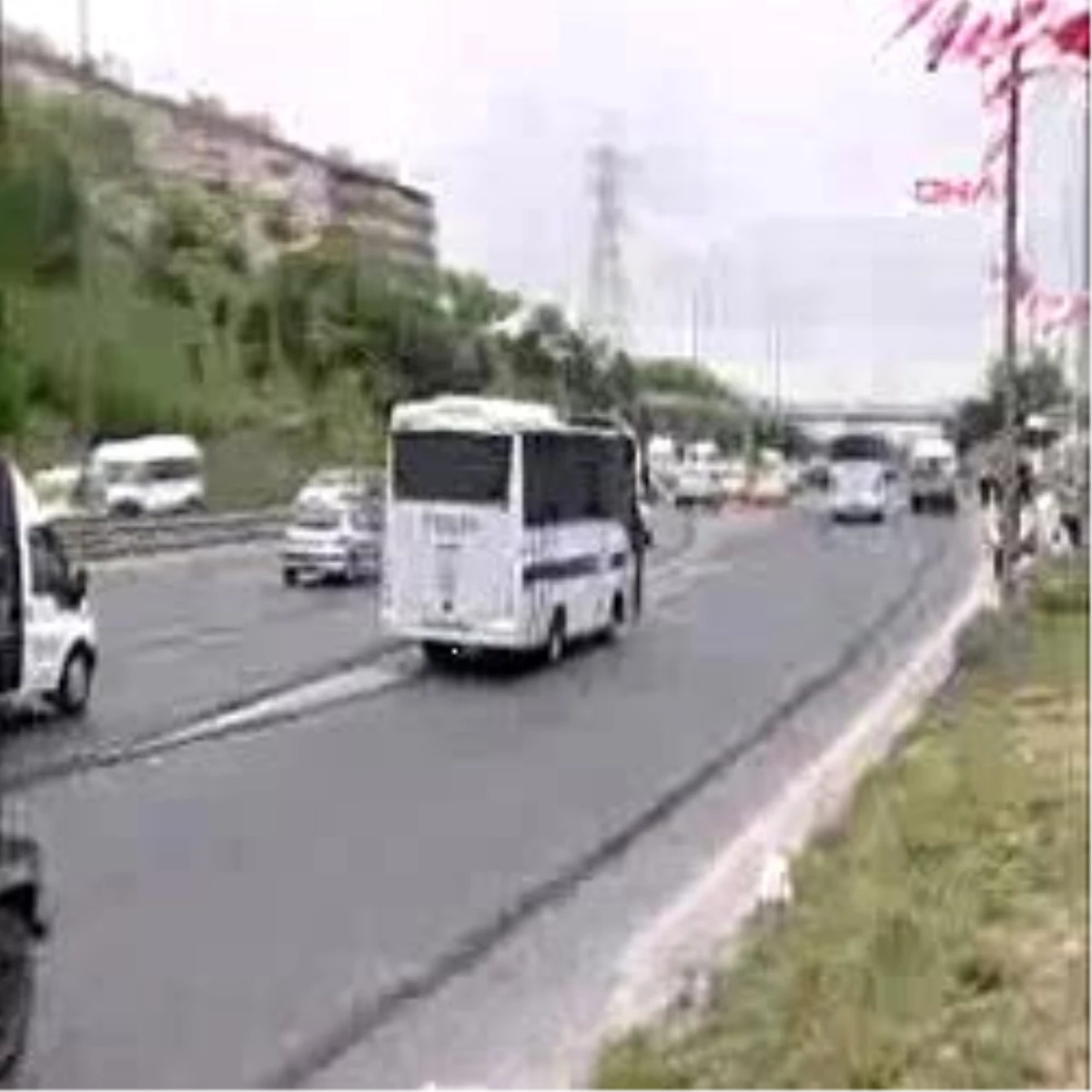 AK Parti Seçim Minibüslerine Taşlı Saldırı...