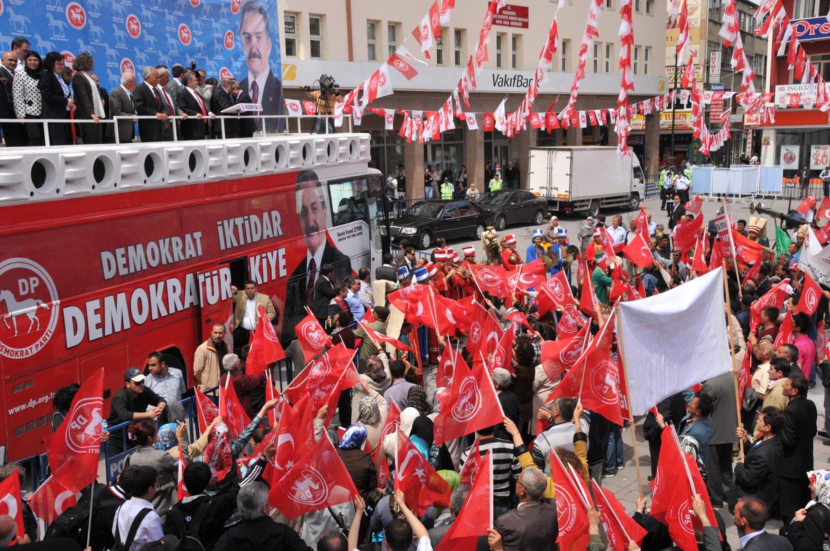 DP Lideri Zeybek, Kır Atın Üzerinde Mitinge Geldi