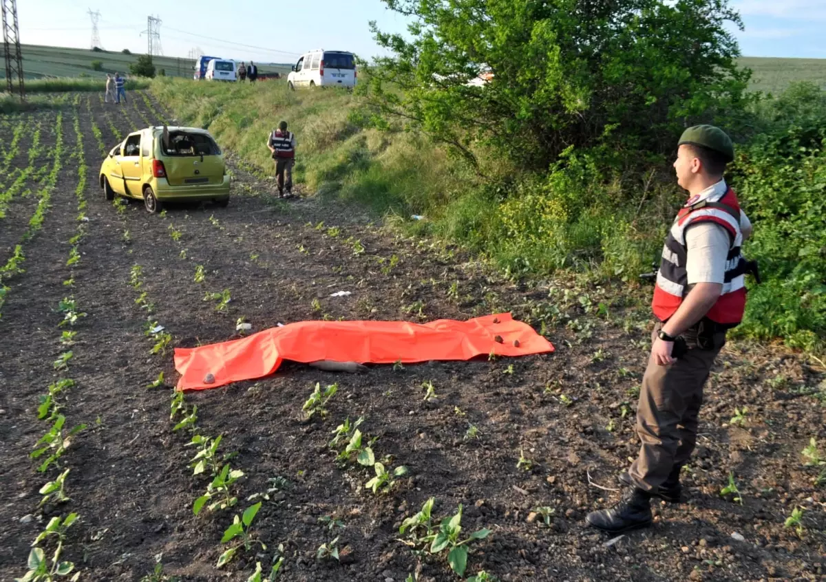 Otomobil Tarlaya Uçtu;1 Ölü, 1 Yaralı