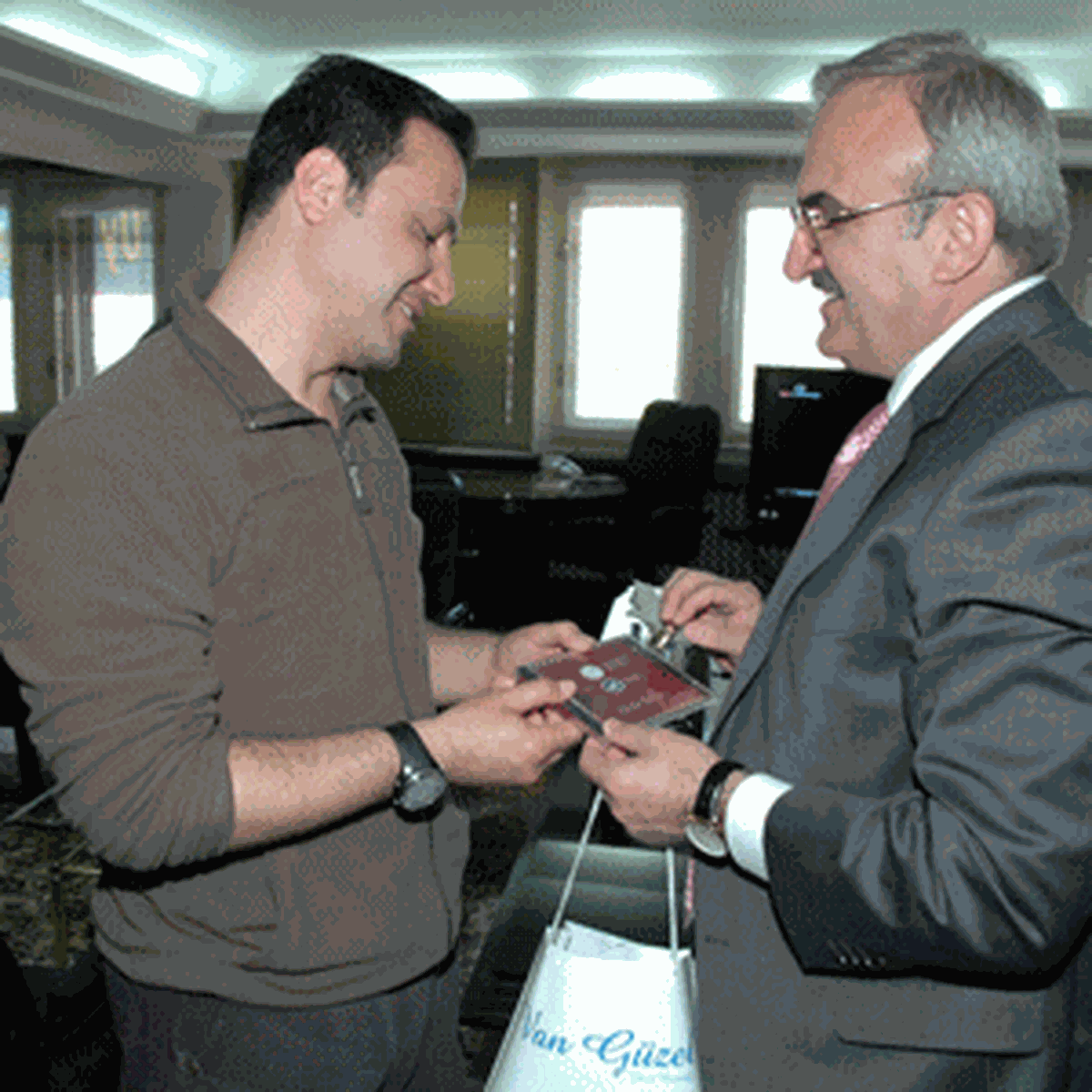 Sanatçı Hakalmaz Vali Karaloğlu’nu Ziyaret Etti