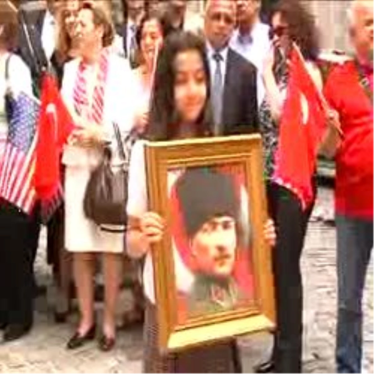 Türk Bayrağı New York\'ta Göndere Çekildi