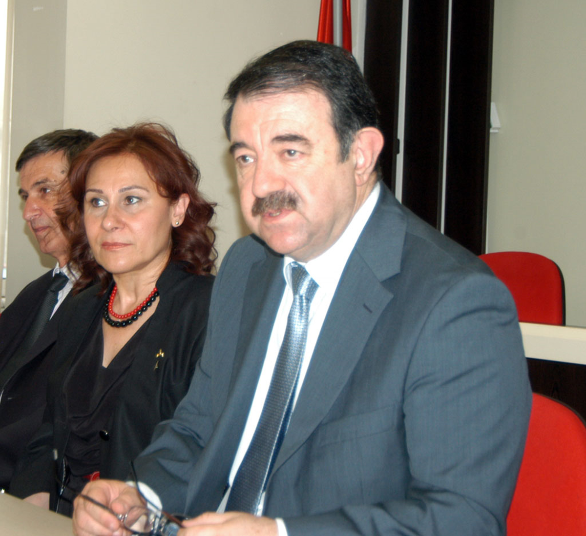 Ayata: Türkiye Giderek Otoriterleşen Siyasi Sistem Tehlikesiyle Karşı Karşıya