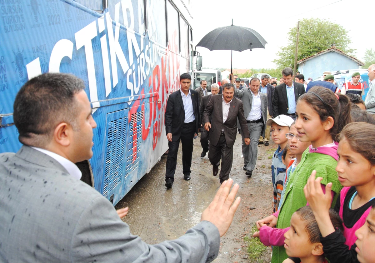 CHP\'li Başkan Bakan Eroğlu\'nun Seçim Otobüsünde