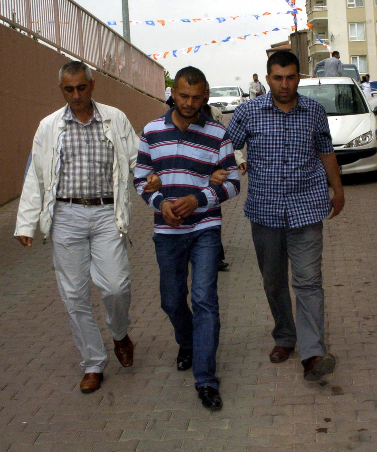 Eşini 30 Bıçak Darbesiyle Öldürdü