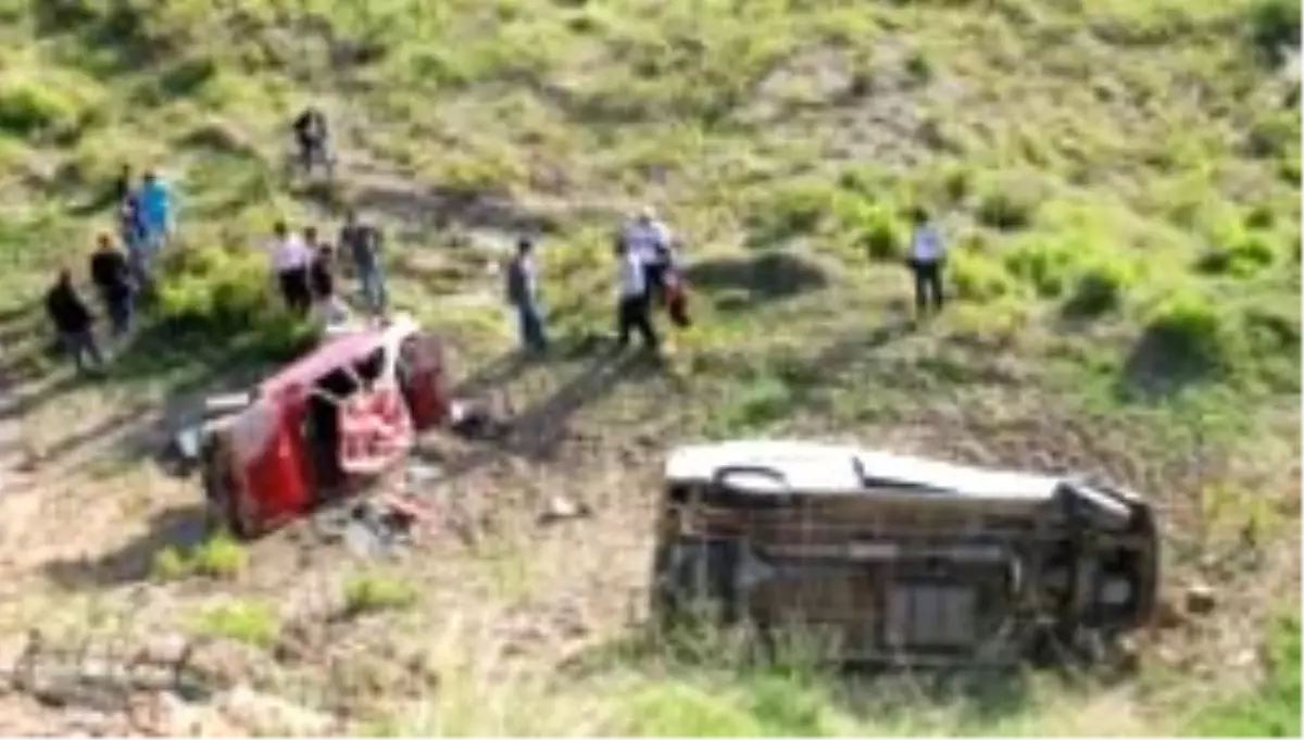 Kadirli\'de Meydana Gelen 2 Ayrı Trafik Kazasında 14 Kişi Yaralandı