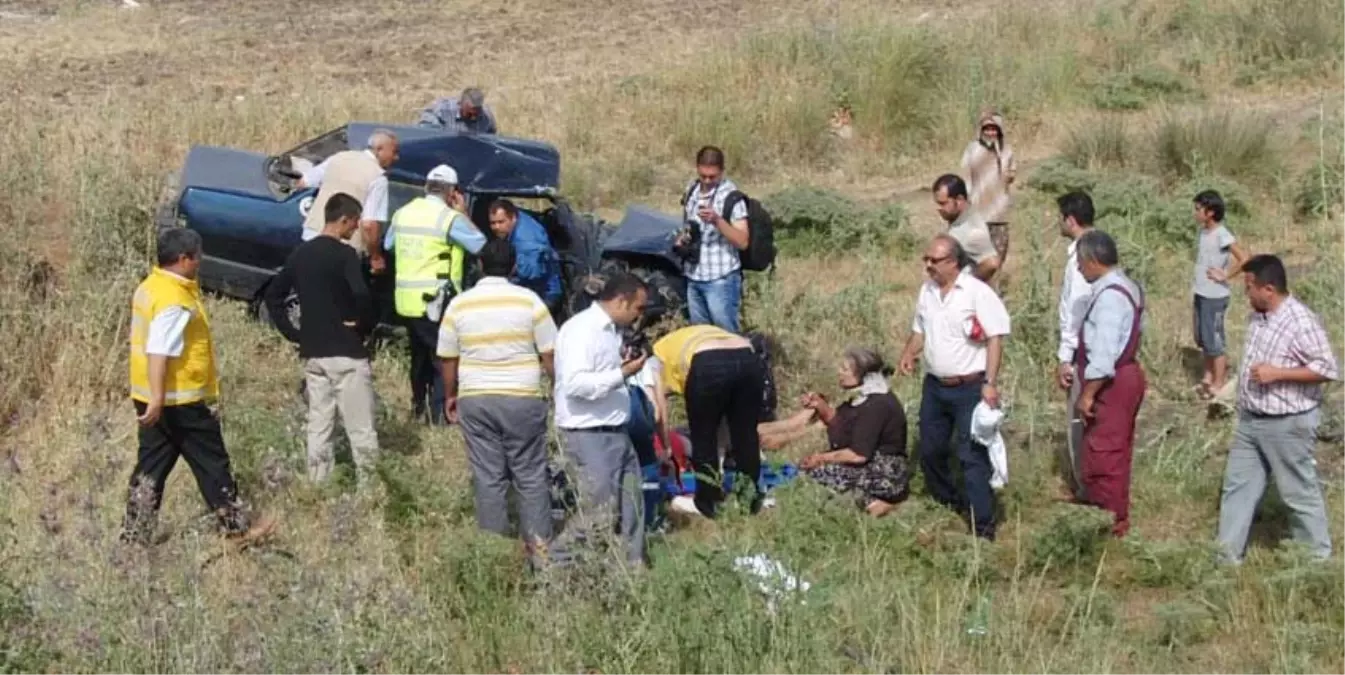 Minibüse Çarpan Otomobil Şarampole Yuvarlandı: 4 Yaralı