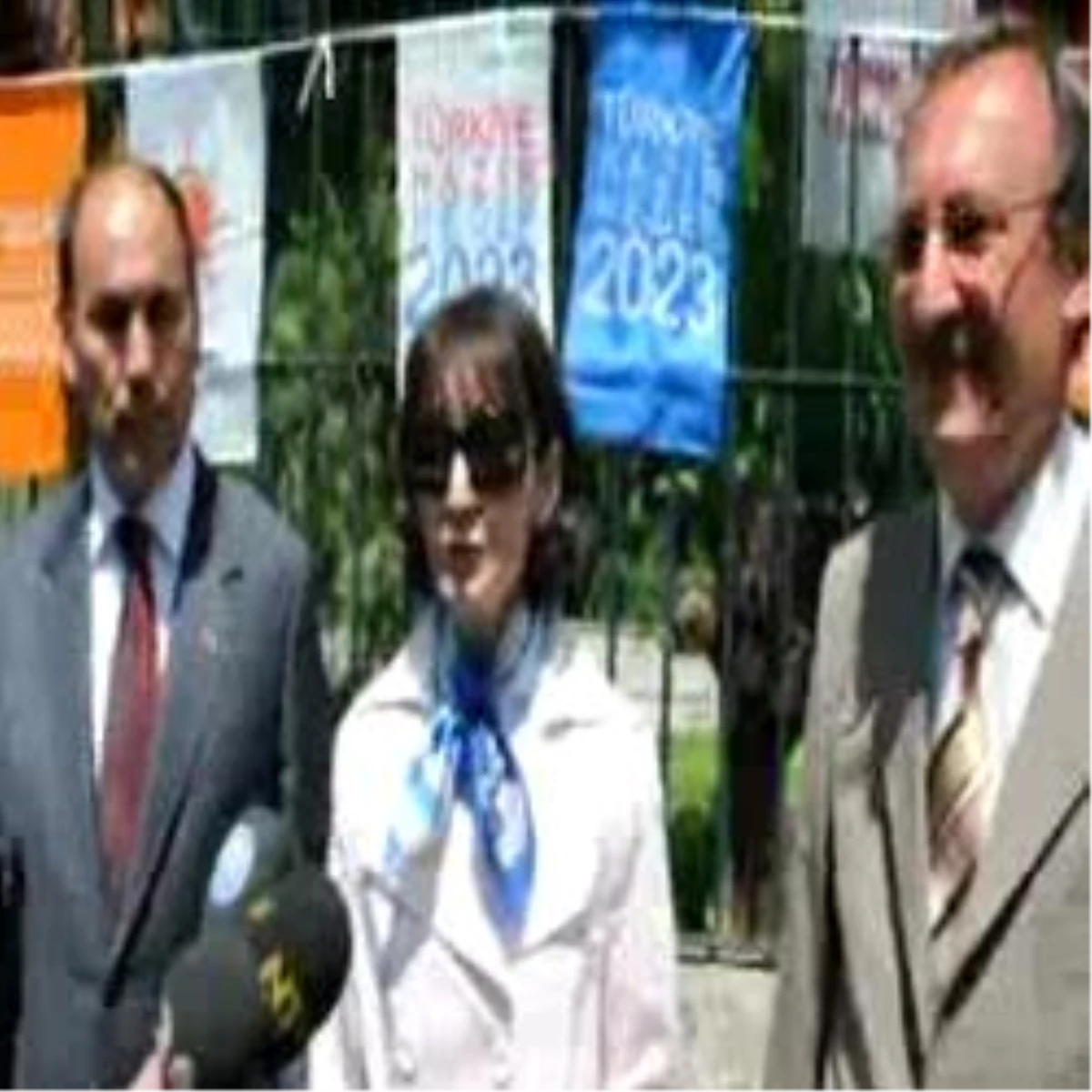 Okul Bahçe Duvarları AK Parti Bayrakları İle Donatıldı