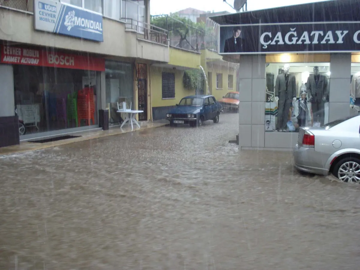 Sarıgöl\'de Yağmur ve Dolu Hayatı Felç Etti