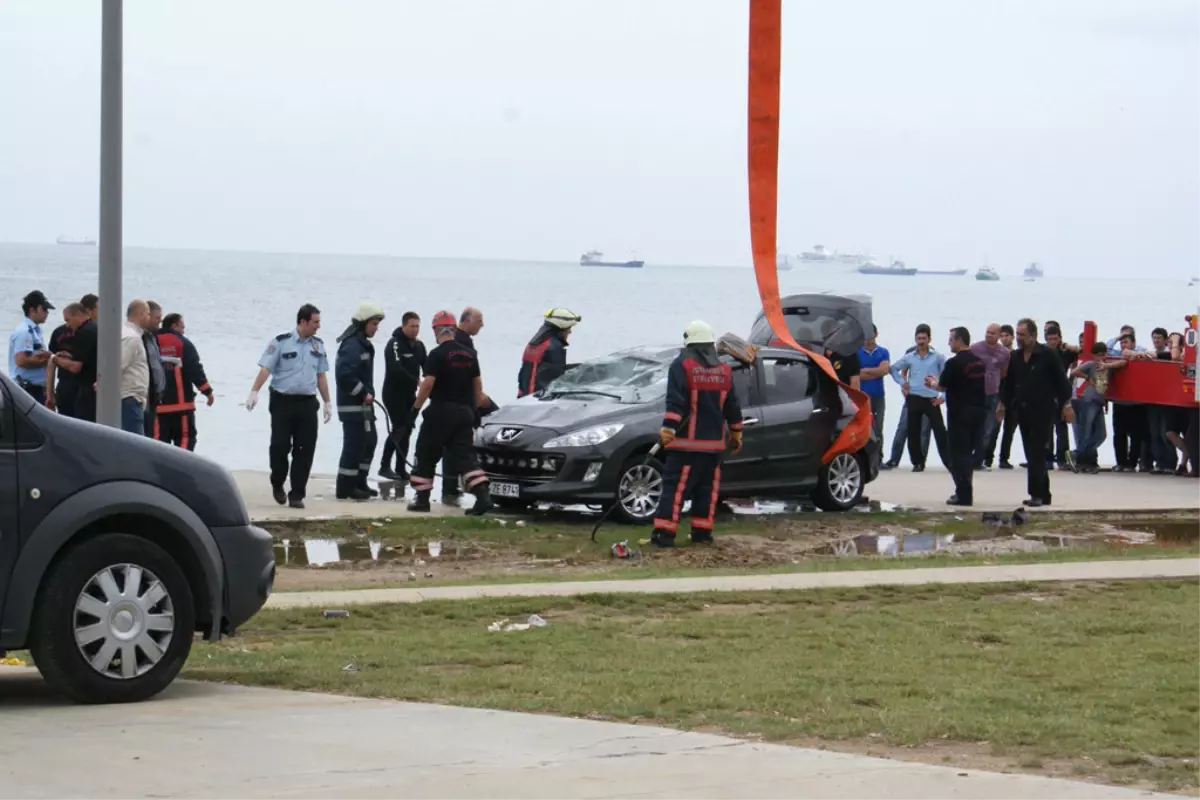 Yenikapı\'da Park Halindeki Otomobil Denize Düştü: 1 Ölü 1 Yaralı