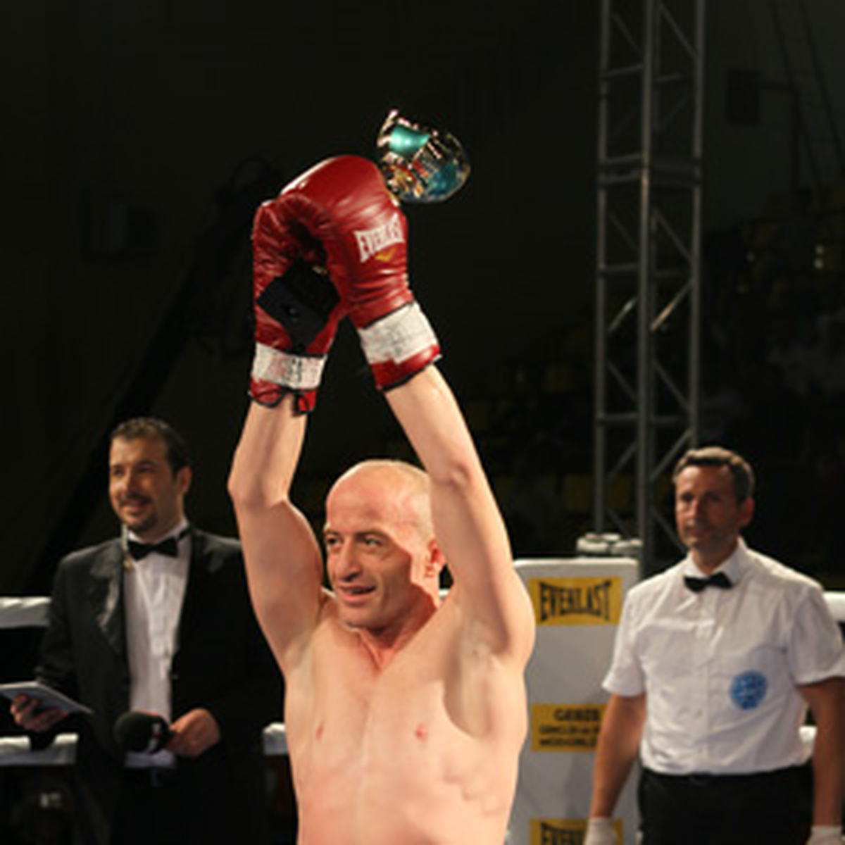 Adem Bozkurt Kemerini Kaptırmadı!