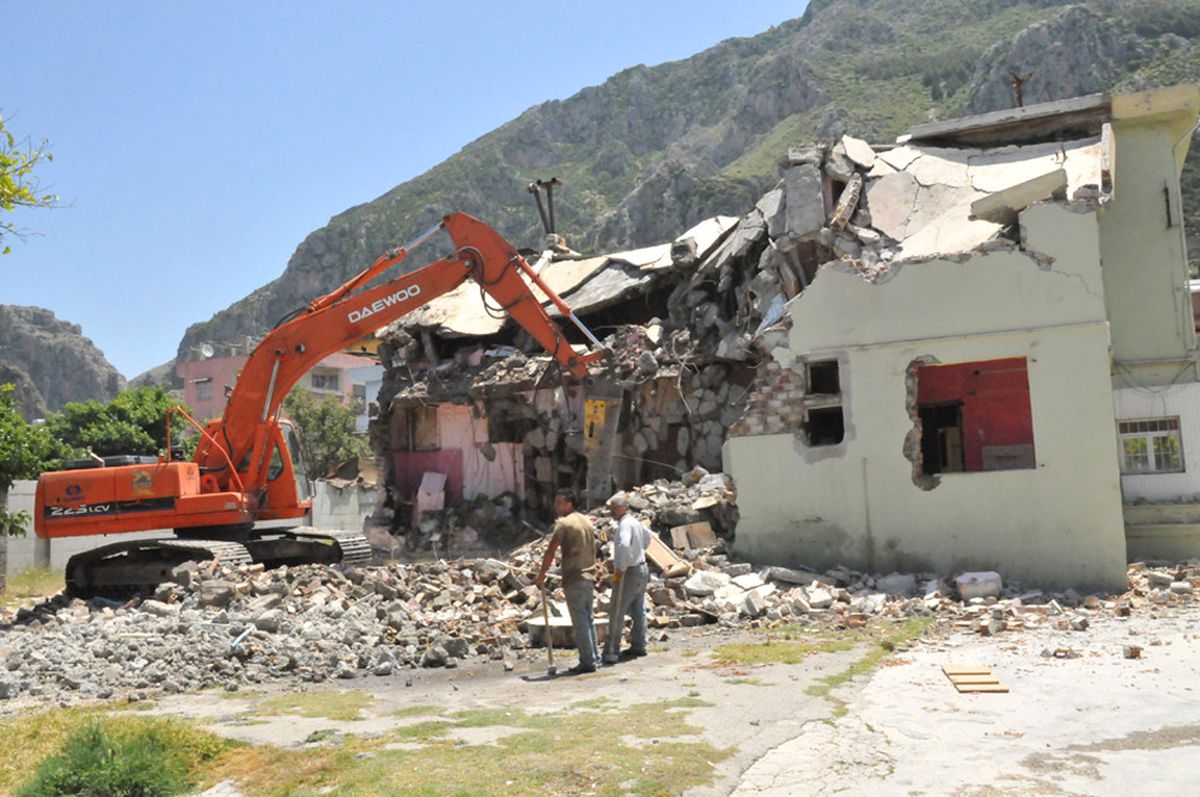 Başkan İş Makinesiyle İlk Darbeyi Vurdu
