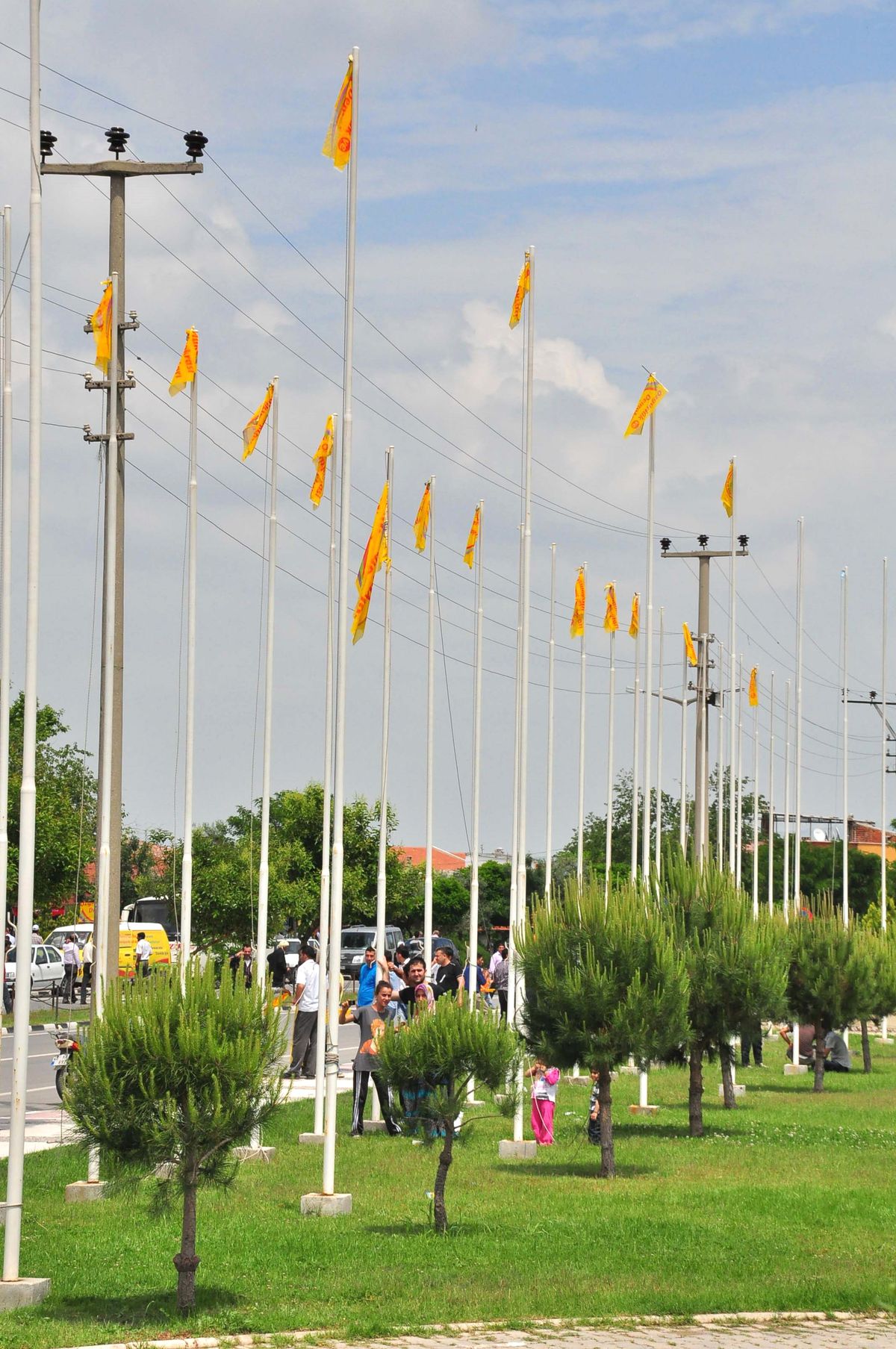 MHP'den Türk Bayraklarının İndirilmesine Tepki