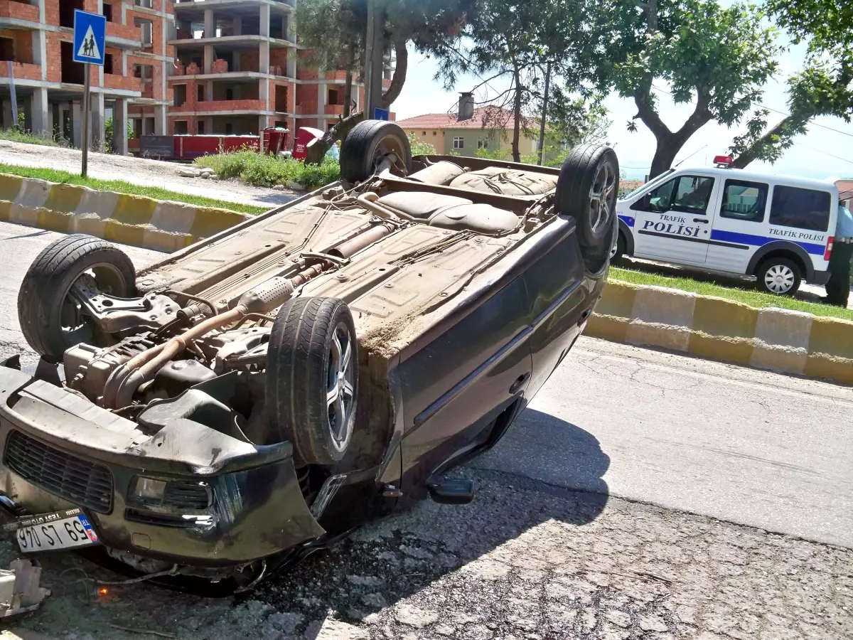 Takla Atan Otomobil 35 Metre Sürüklendi: 3 Yaralı