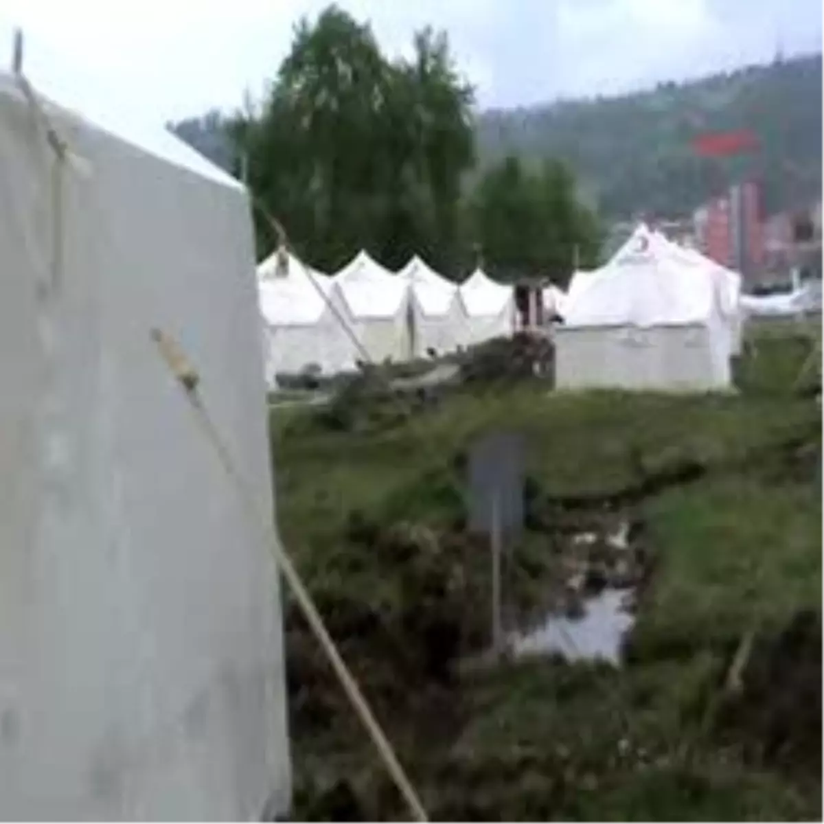 Depremlerle Sarsılan Simav\'da Çadırkentte Yaşam Mücadelesi