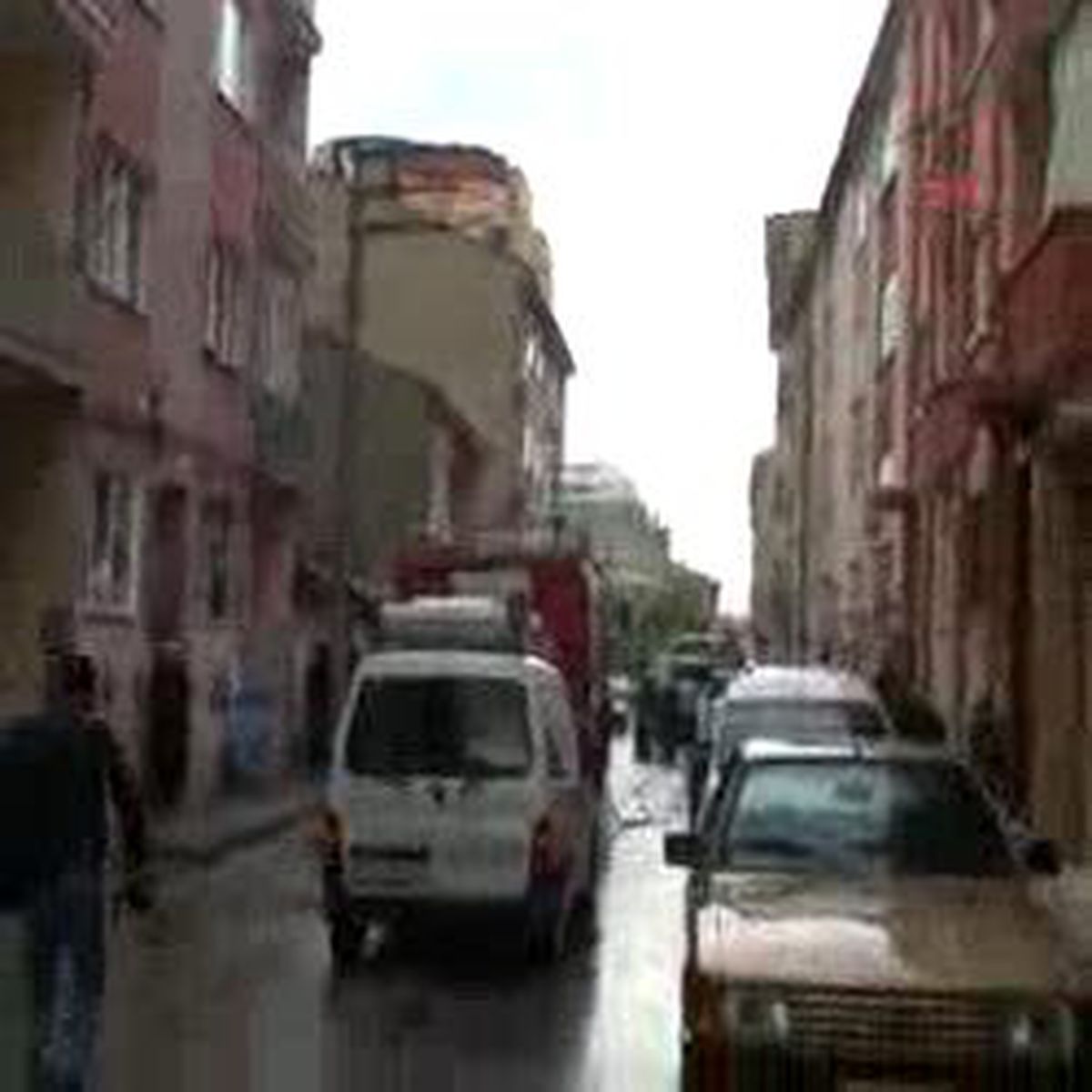 Park Halindeki Otomobil Çöken Asfaltla Birlikte Foseptik Çukuruna Düştü