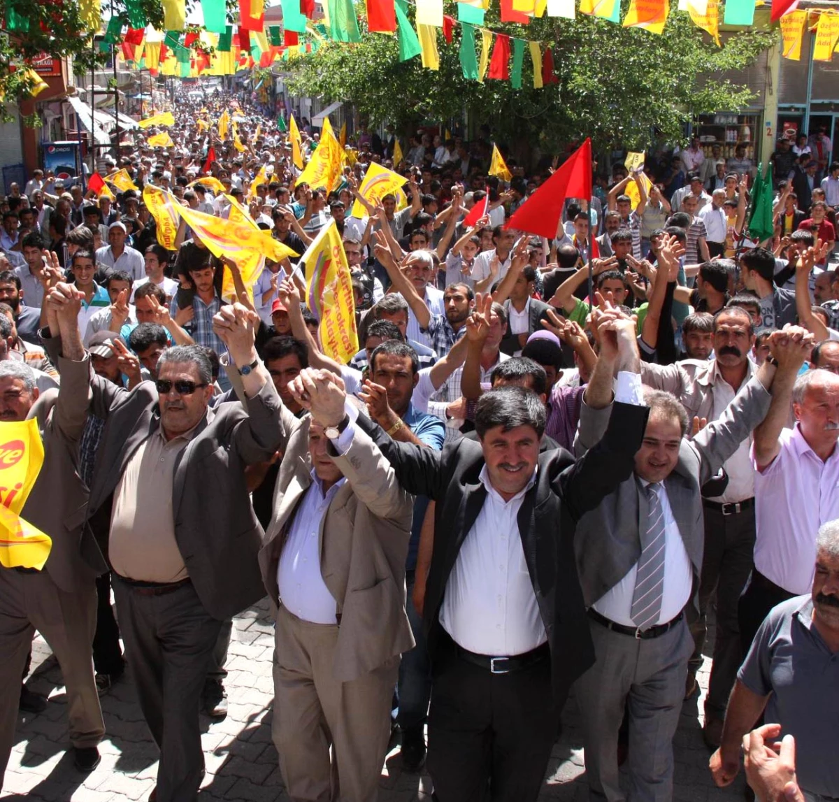 Başbakan\'ın Mitingi Öncesi Bağımsız Adaylardan Diyarbakır\'da Gövde Gösterisi