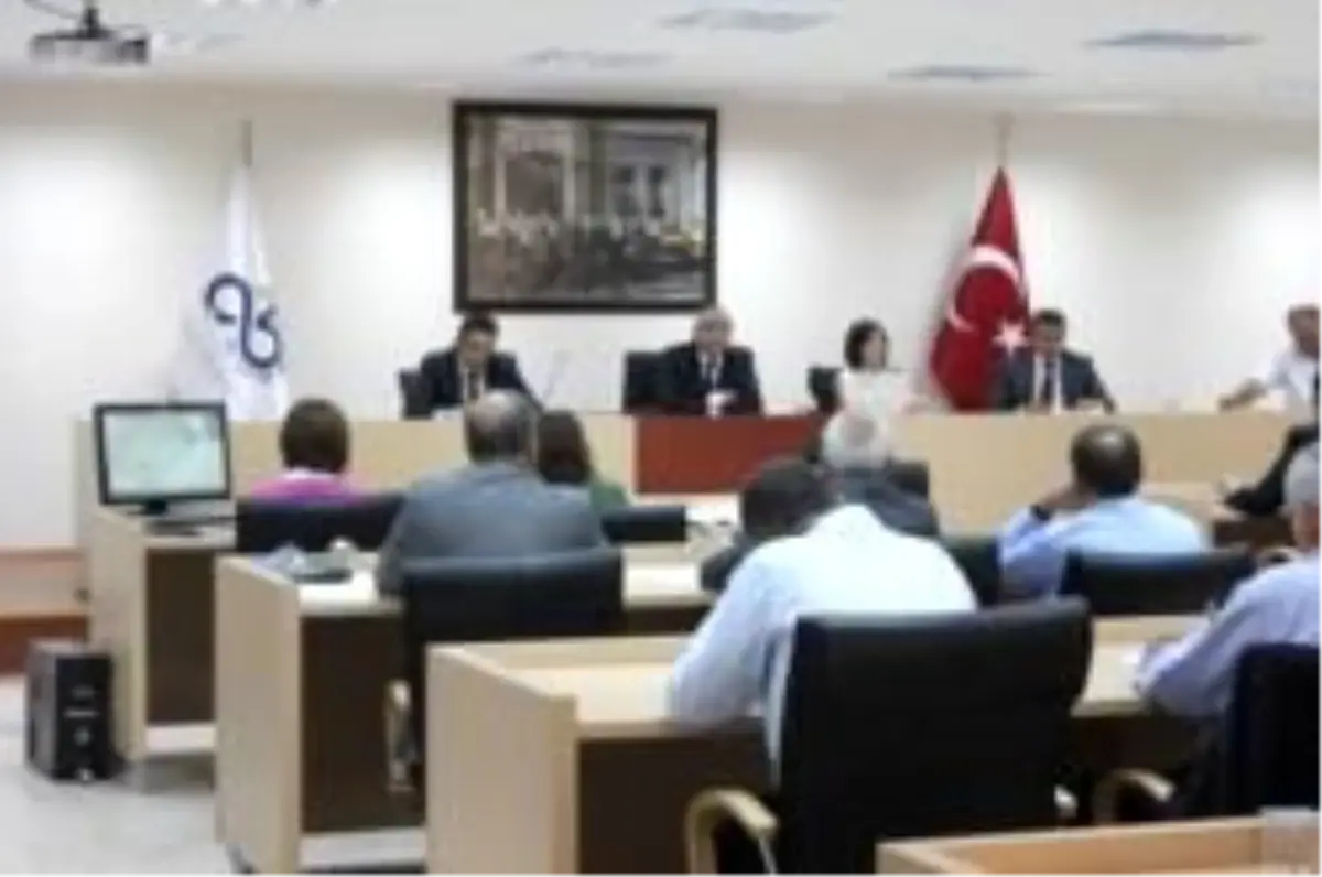 Hatları İptal Edilen Minibüsçüler Başkan\'a Yumurta Fırlattı