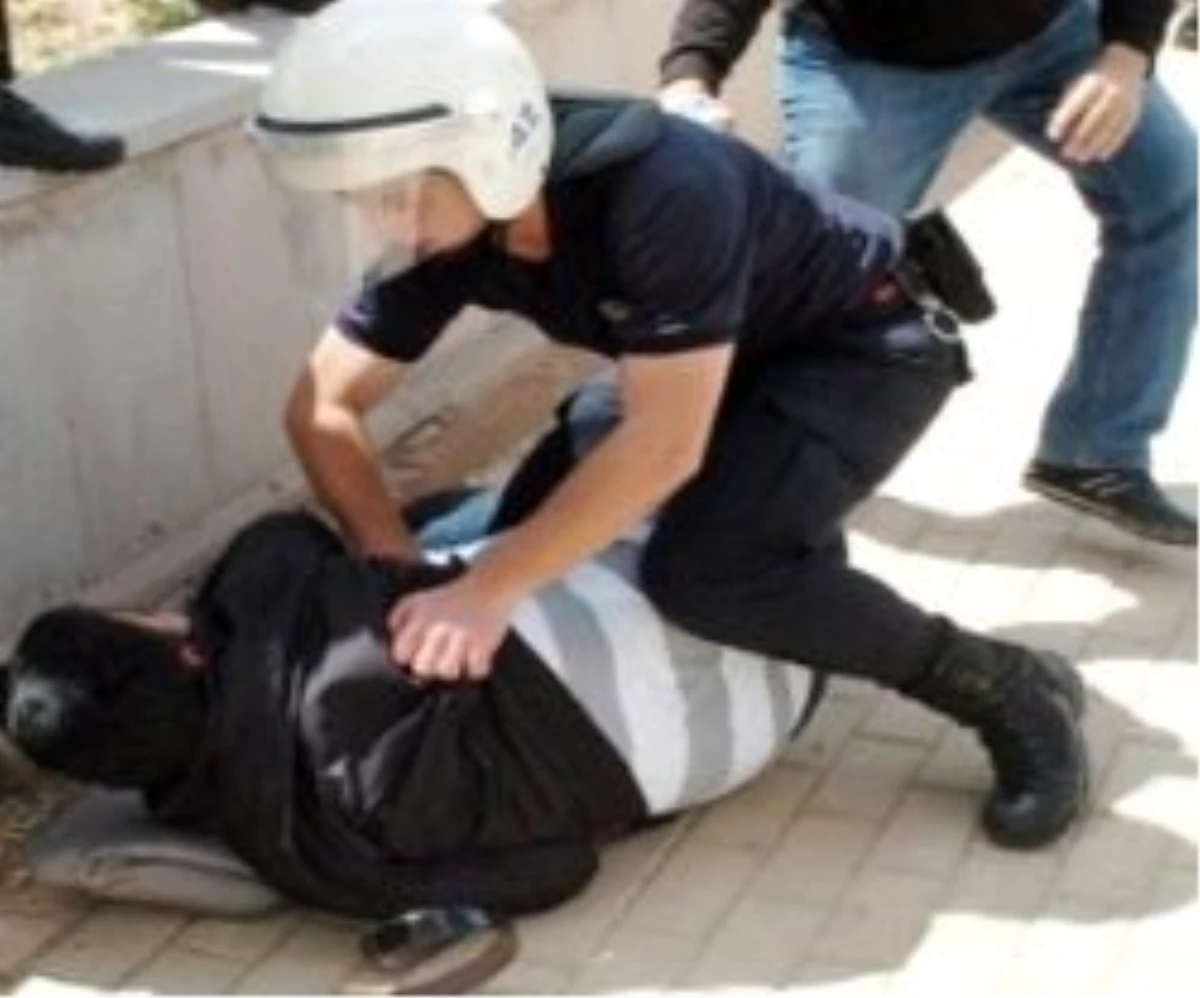Konya Selçuk Üniversitesi\'nde Ülkücü- BDP\'li Öğrenci Kavgası