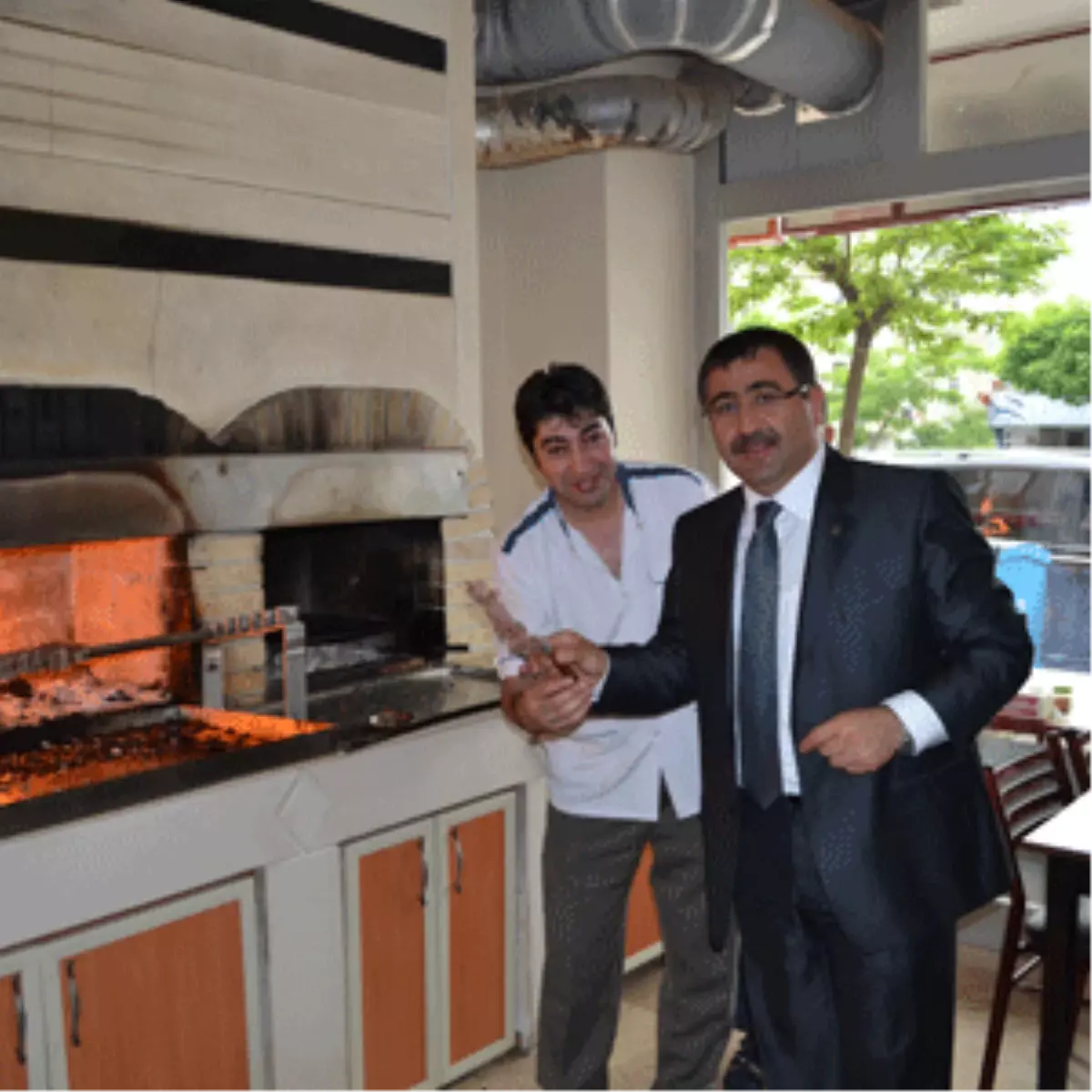 Okur Kapı Kapı Geziyor