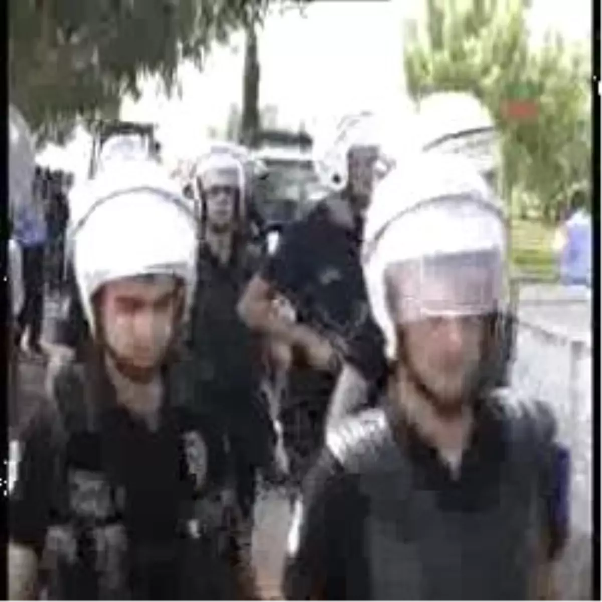 Seyhan Nehri Kenarındaki Prefabrik İşyerlerinin Yıkımında Olay Çıktı: 1\'i Polis 5 Yaralı