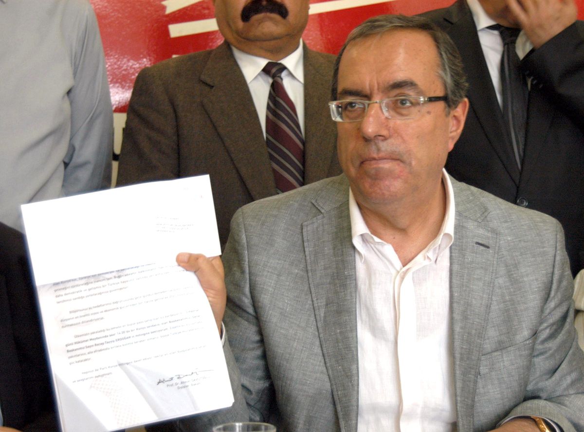 CHP\'li Kart\'tan, Bakan Davutoğlu Hakkında Suç Duyurusu