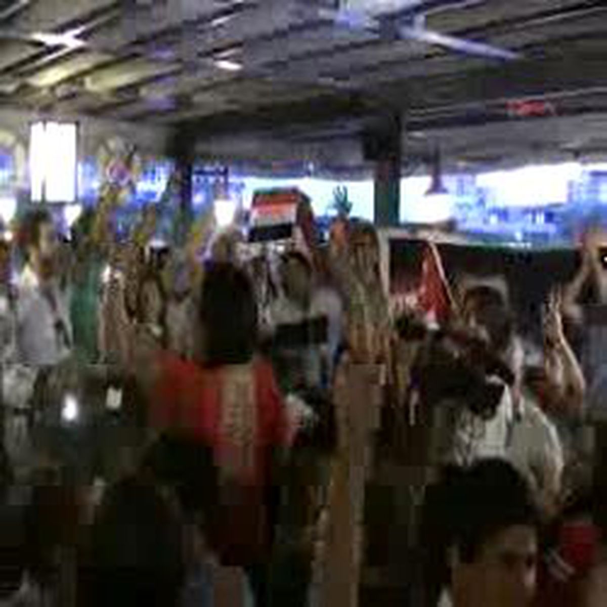 Esat Yanlıları, Muhalifleri Protesto Ettiler