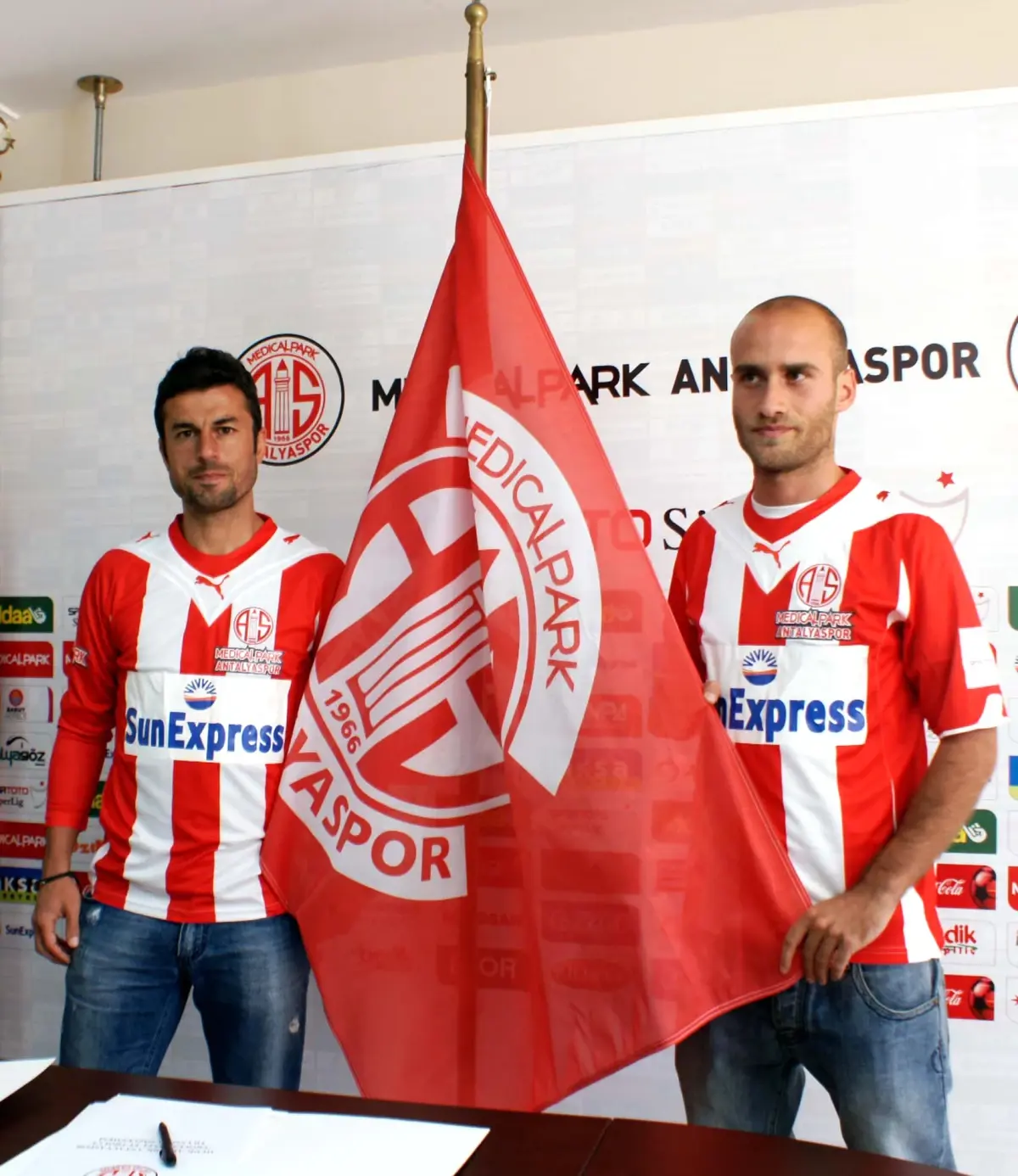 Medical Park Antalyaspor\'da 2 İmza