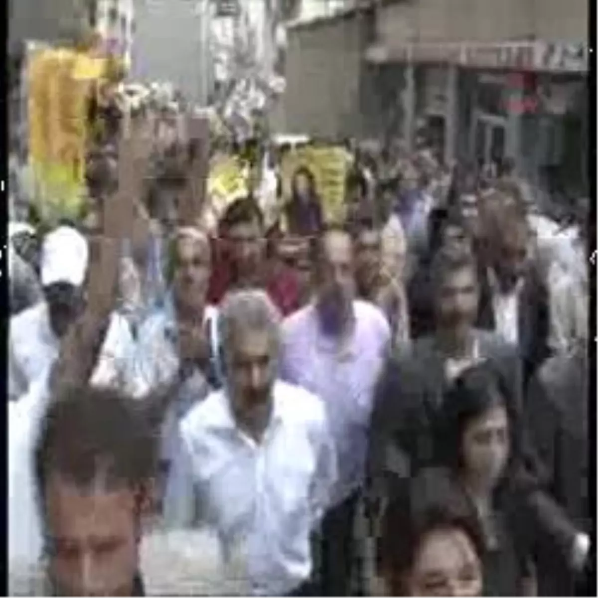 Mitinginde Ampul Patlattı / Video