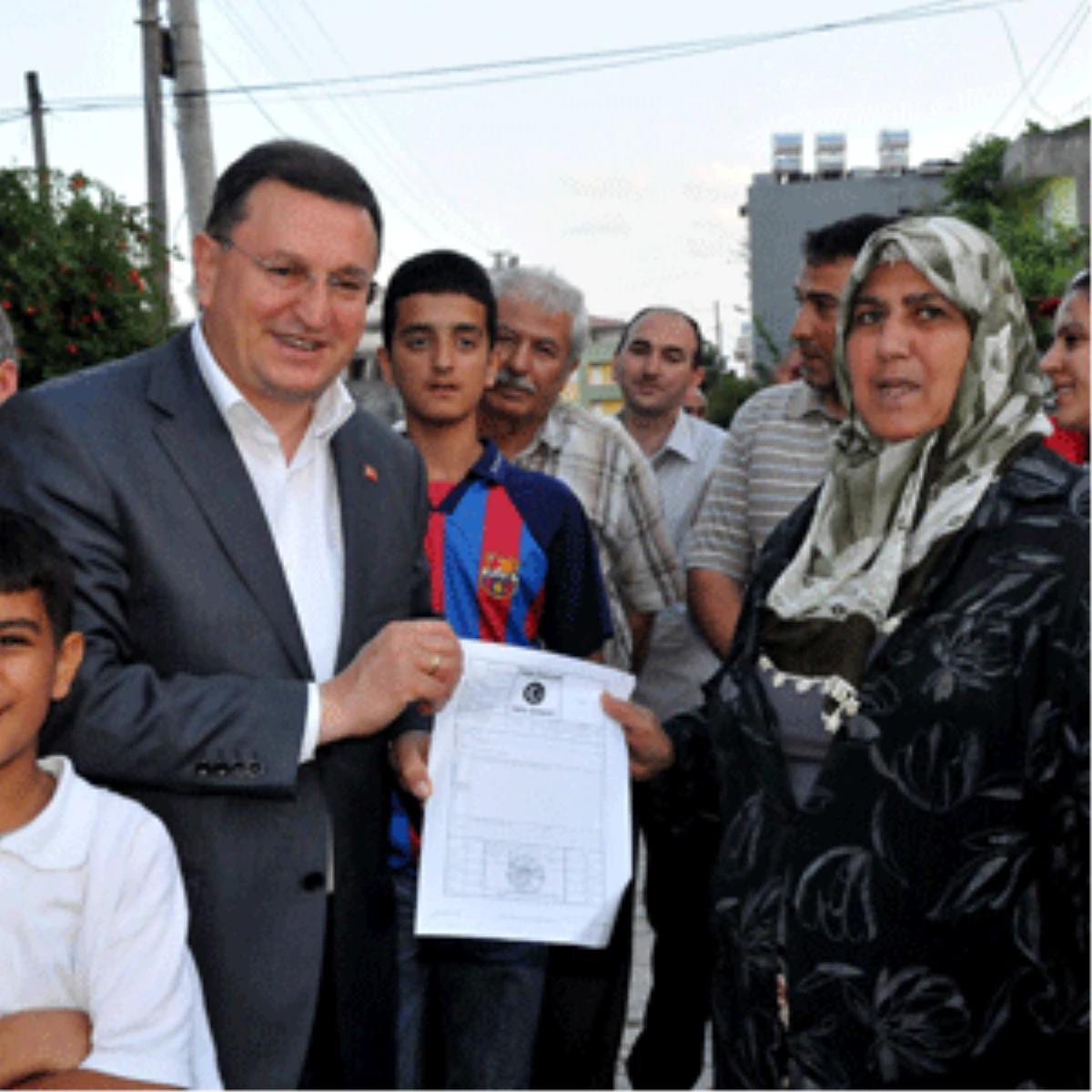 Başkan Savaş, Akasya Mahallesi’nde 85 Aileye Tapularını Dağıttı