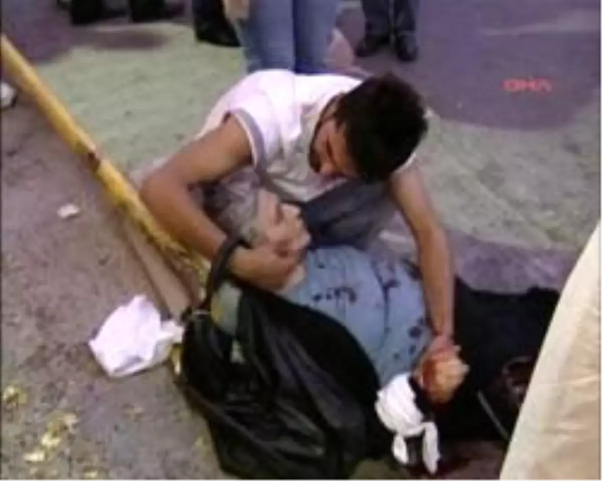 Kaldırıma Çıkan Kadın Sürücü Yayaların Arasına Daldı: 11 Yaralı