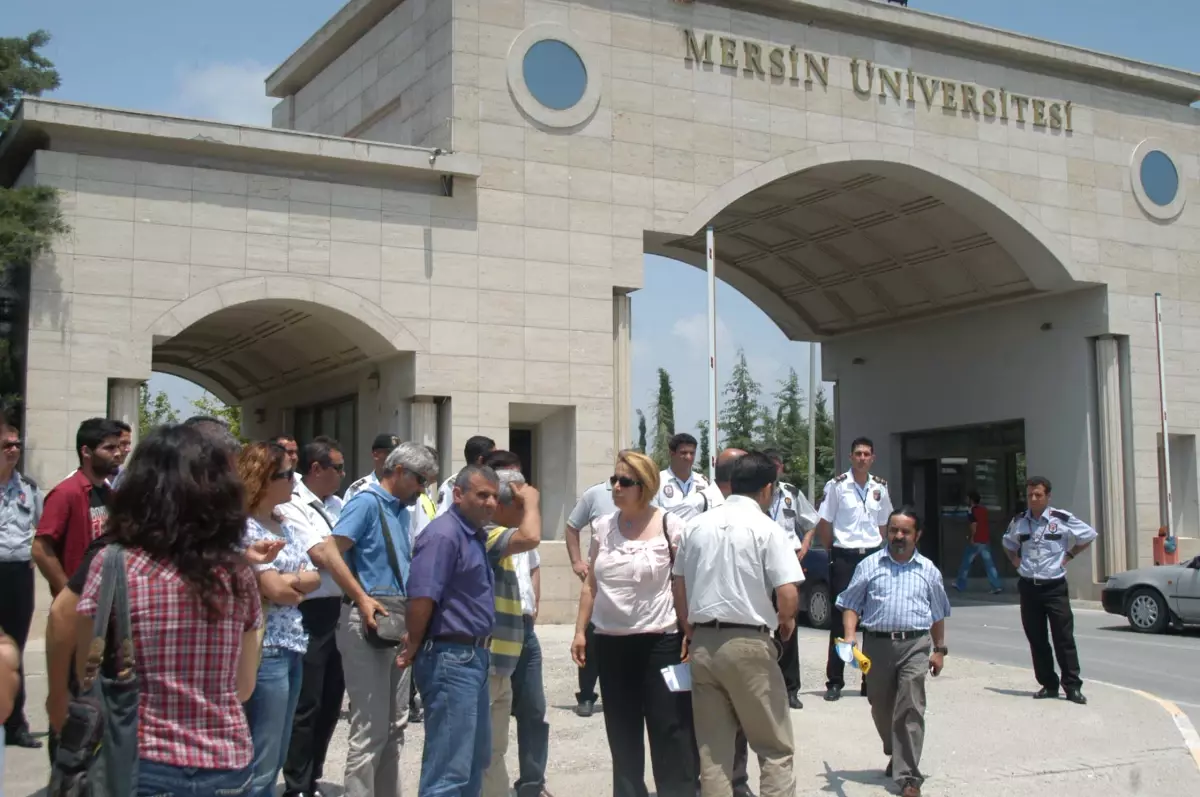 Mersin Üniversitesi\'nde \'basın Açıklaması\' Gerginliği