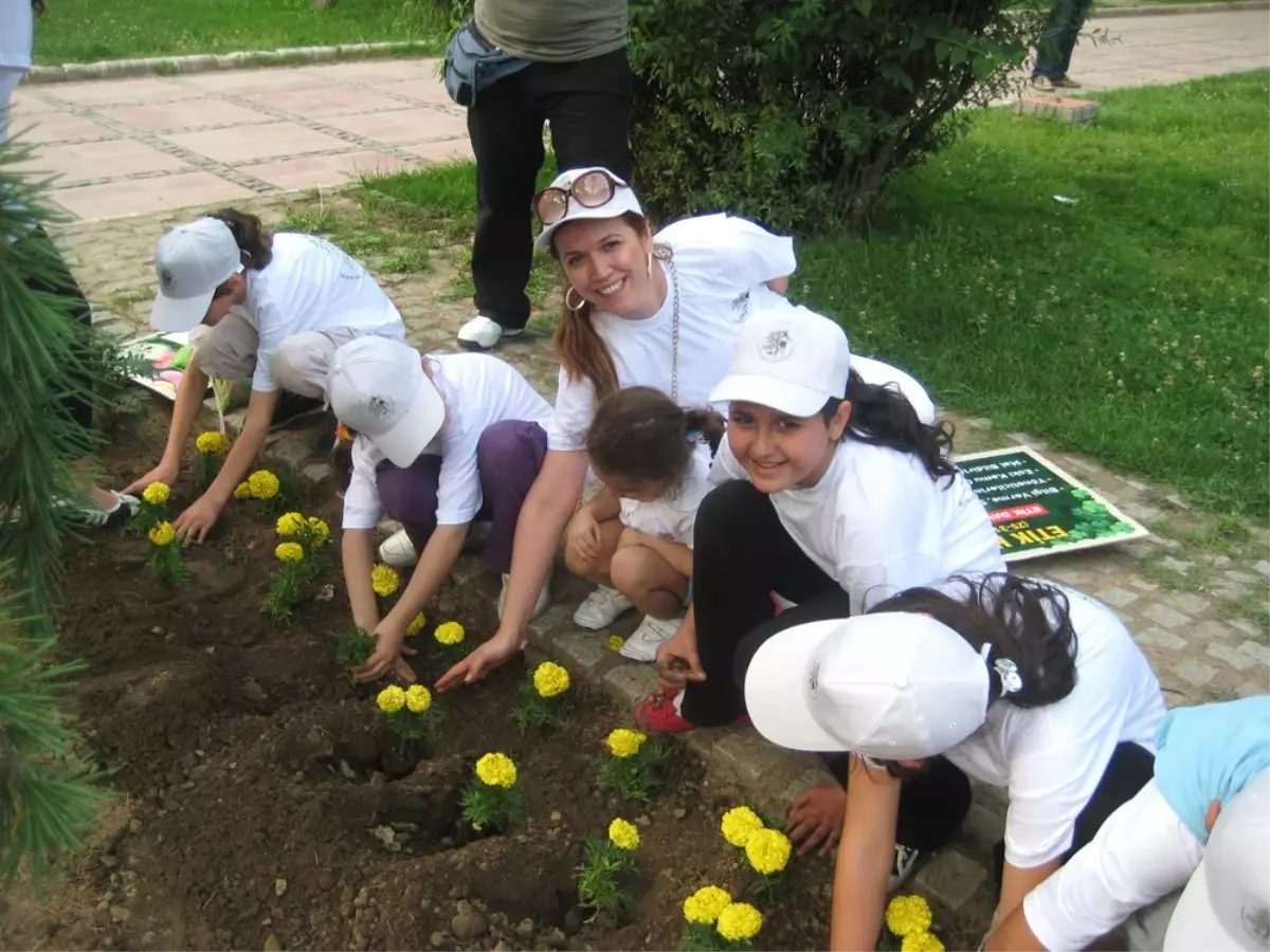 Minik Eller Toprağa Can Verdi