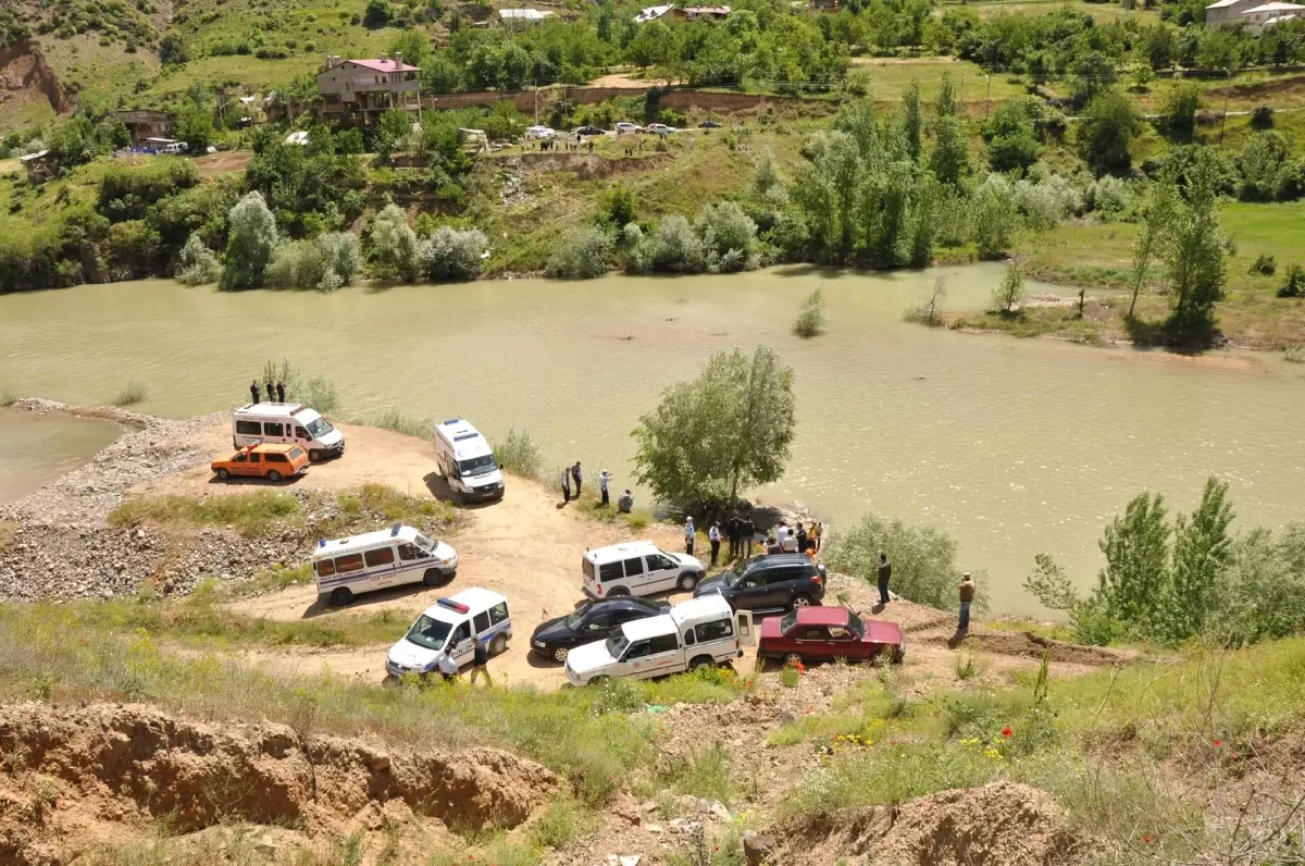 Otomobiliyle Harşit Çayı\'na Uçan Sürücünün Cesedi Bulundu