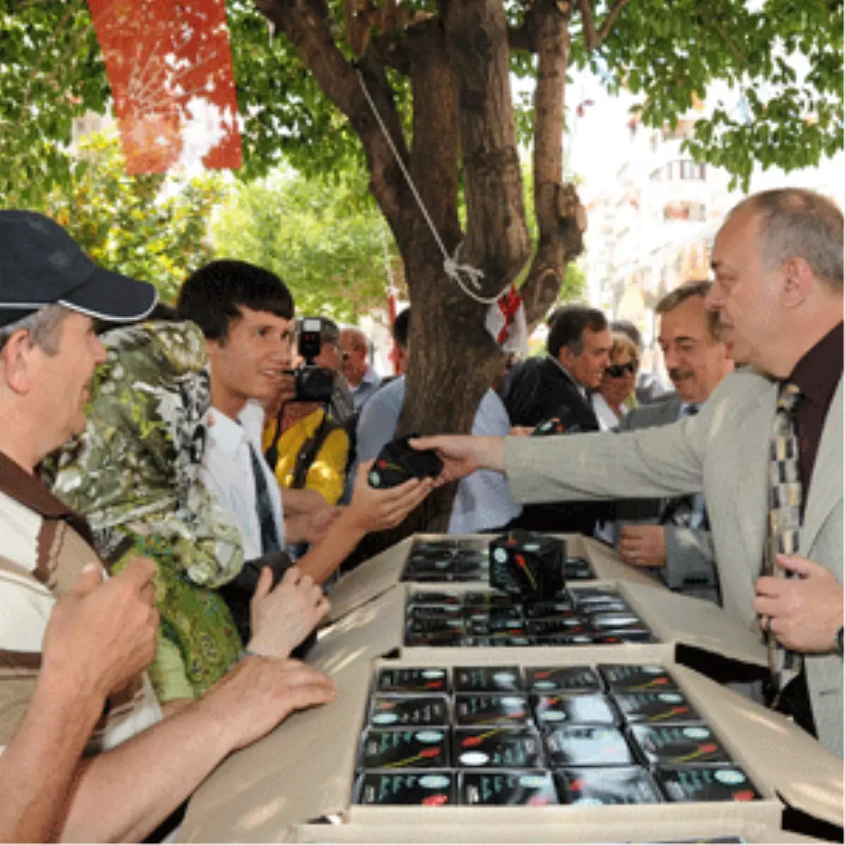 Regaip Kandili’nde Kandil Simidi ve Türk Bayrağı Dağıtıldı