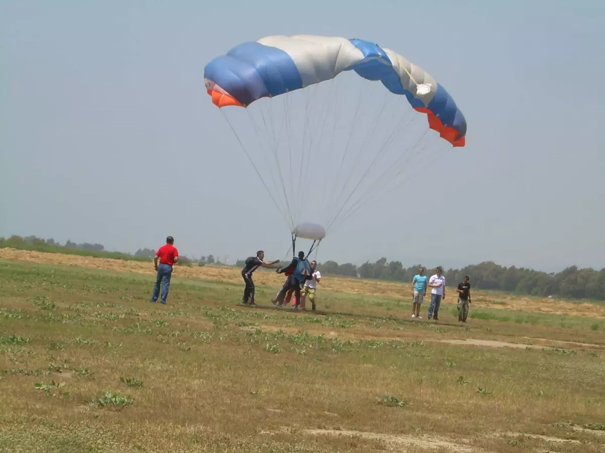 Aybüke Tüzmen, Paraşütle Atladı