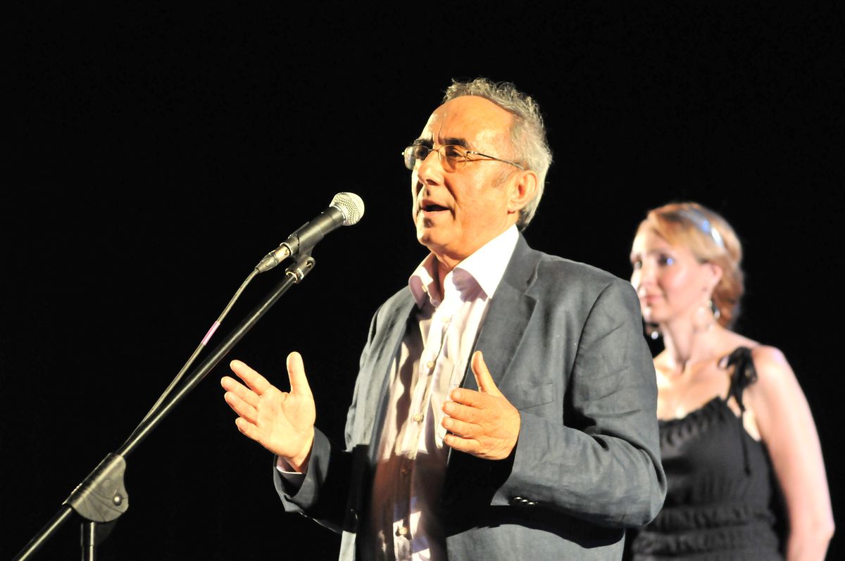 Eroğlu, Moskova'da Türk-Rus Nazım Severler İçin Türkülerini Söyledi