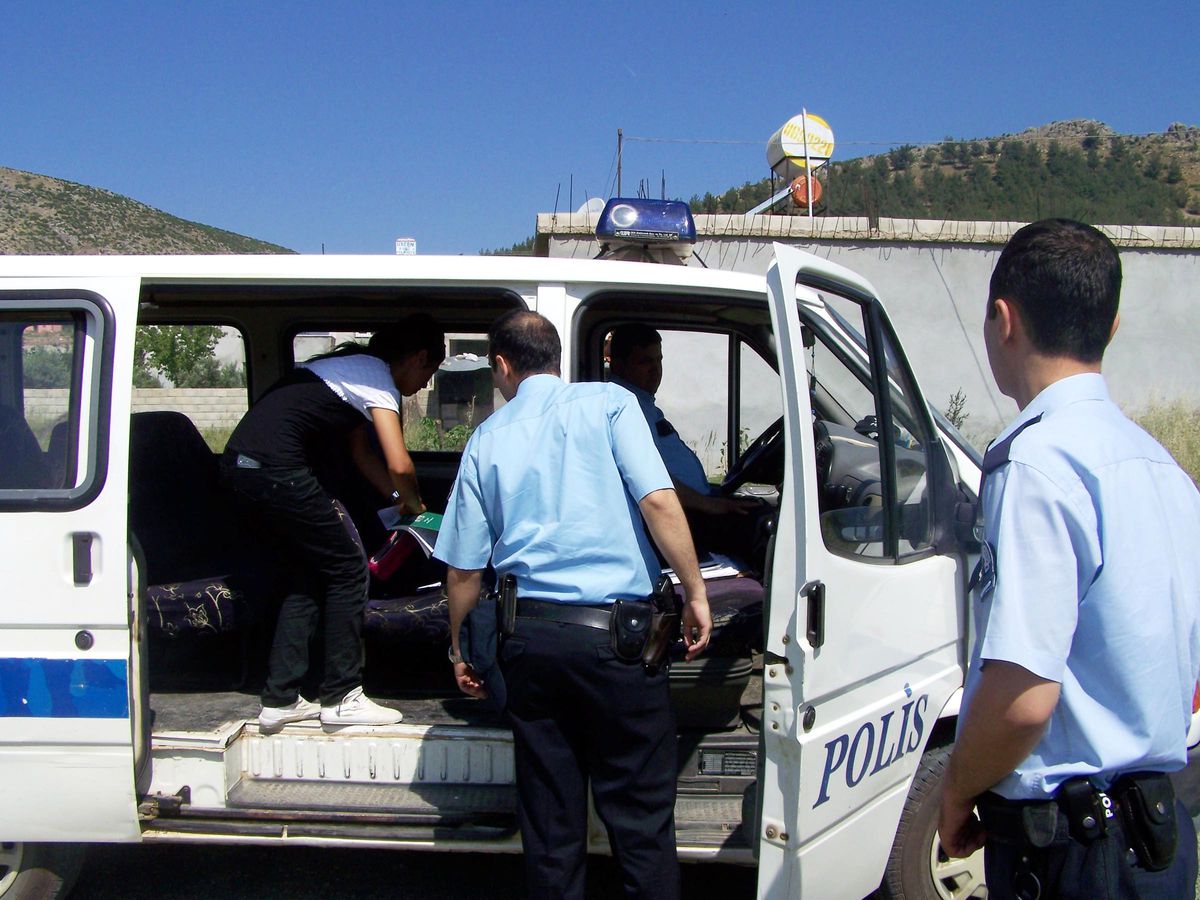 Heyecandan Kimliğini Unutan Öğrenciyi Sbs'ye Polis Yetiştirdi
