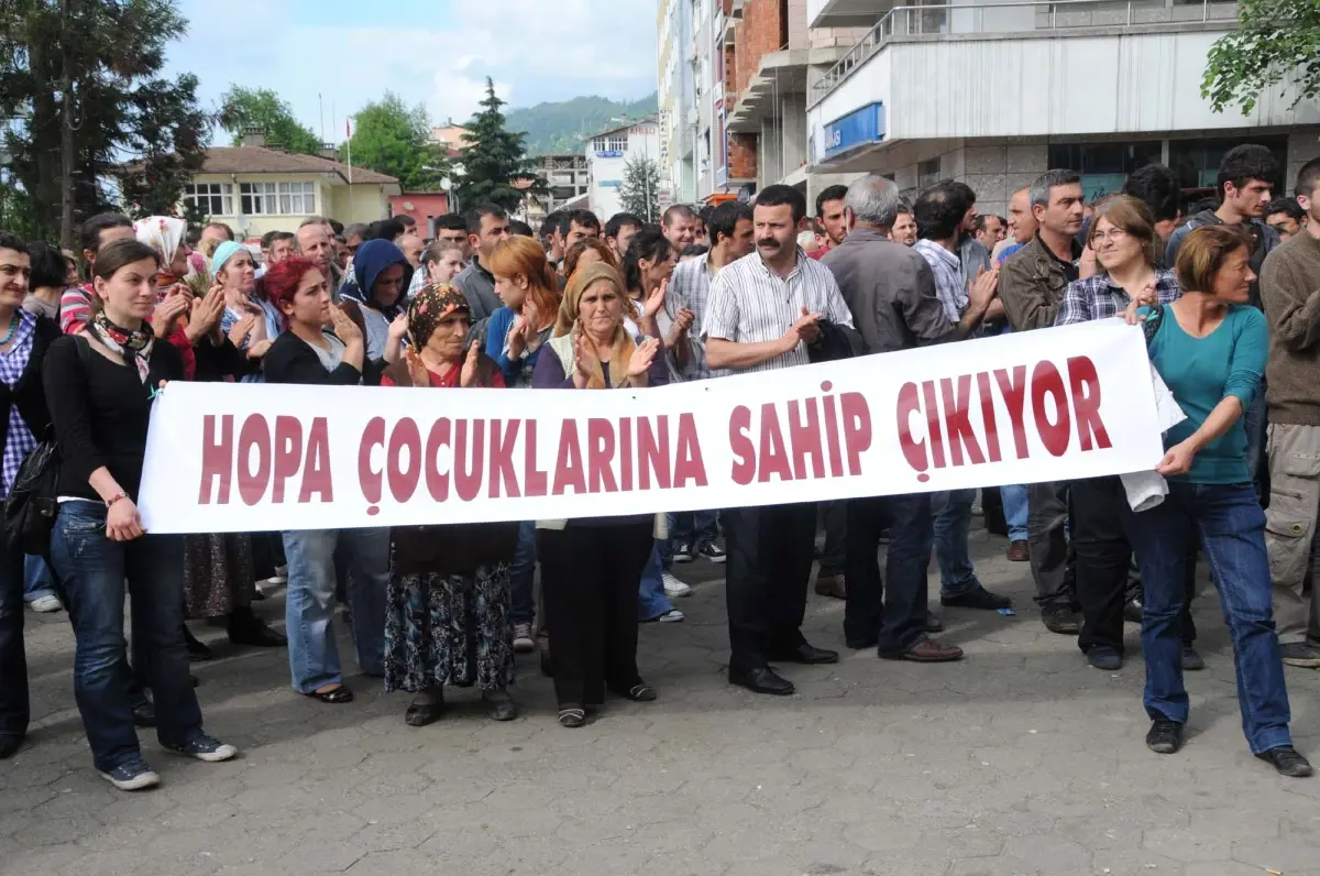 Hopa\'da 31 Kişi Erzurum\'a Gönderildi, Yakınları Oturma Eylemi Başlattı