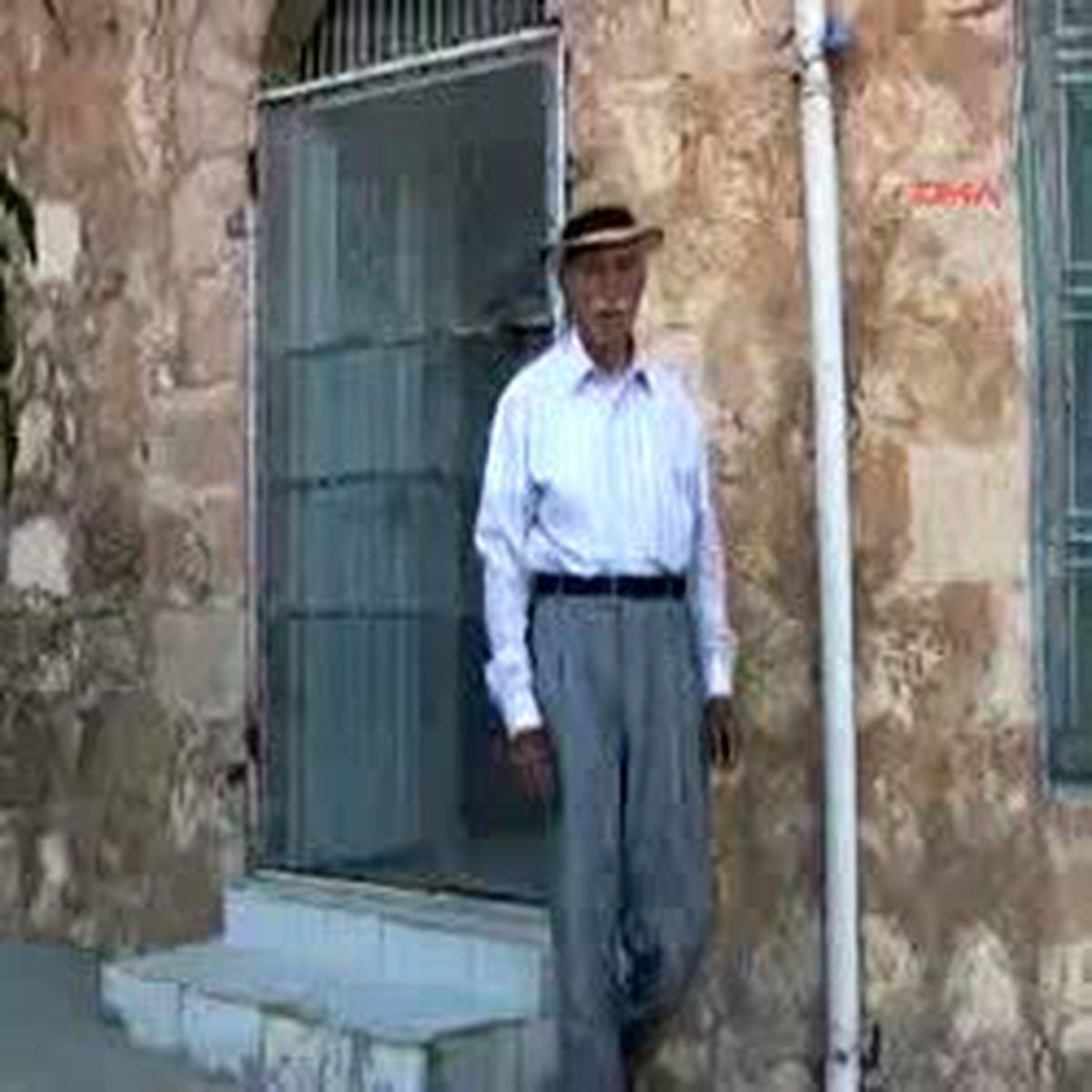 Kenan Evren'e Tepki İçin Fötr Şapkasını Yaktı