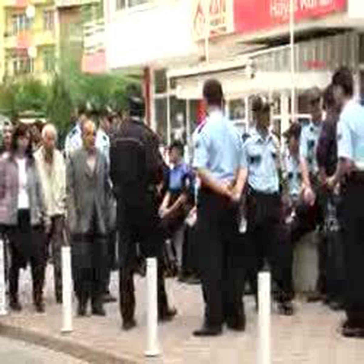 Hopa'daki Olayları Protesto Etmek İsteyen Gruba Polis Ablukası